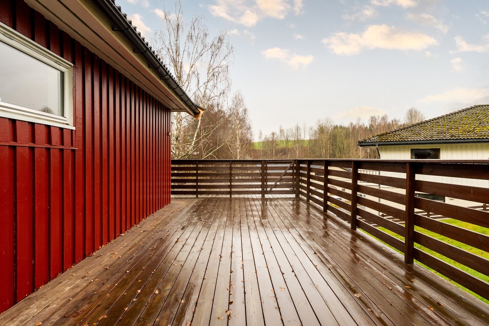 Terrassen har god plass til utemøblement. Galleribilde