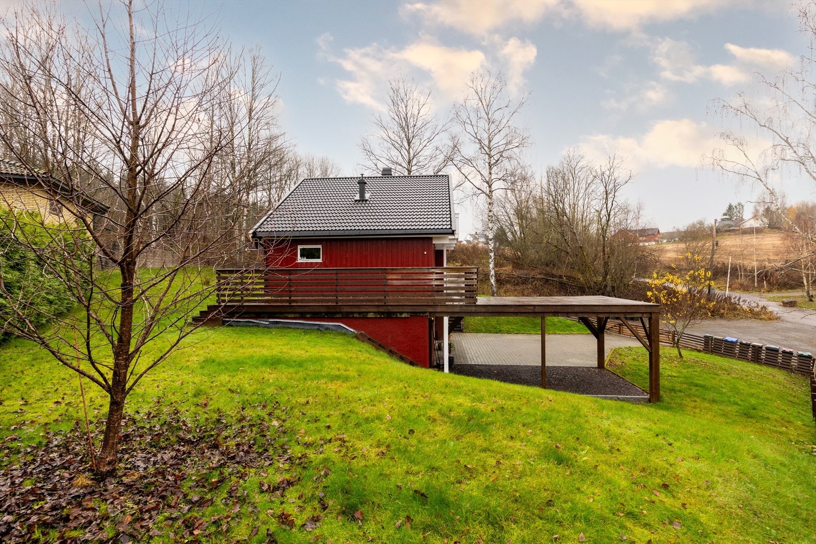 Det hele fremstår helhetlig, lettstelt og godt tilpasset til tomten og det nydelige huset. Galleribilde