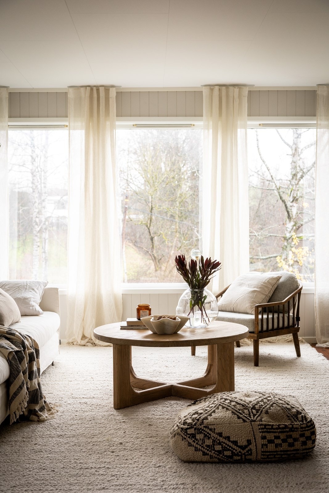 Stuen har flere store panoramavinduer som sikrer godt med dagslys i rommet. Galleribilde