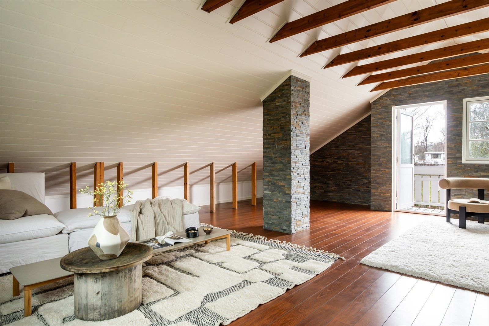 Rommet er gjennomført med lysmalt panel på flere vegger og i tak, samt synlige bjelker i tak som gir rommet et spennende utrykk. Galleribilde