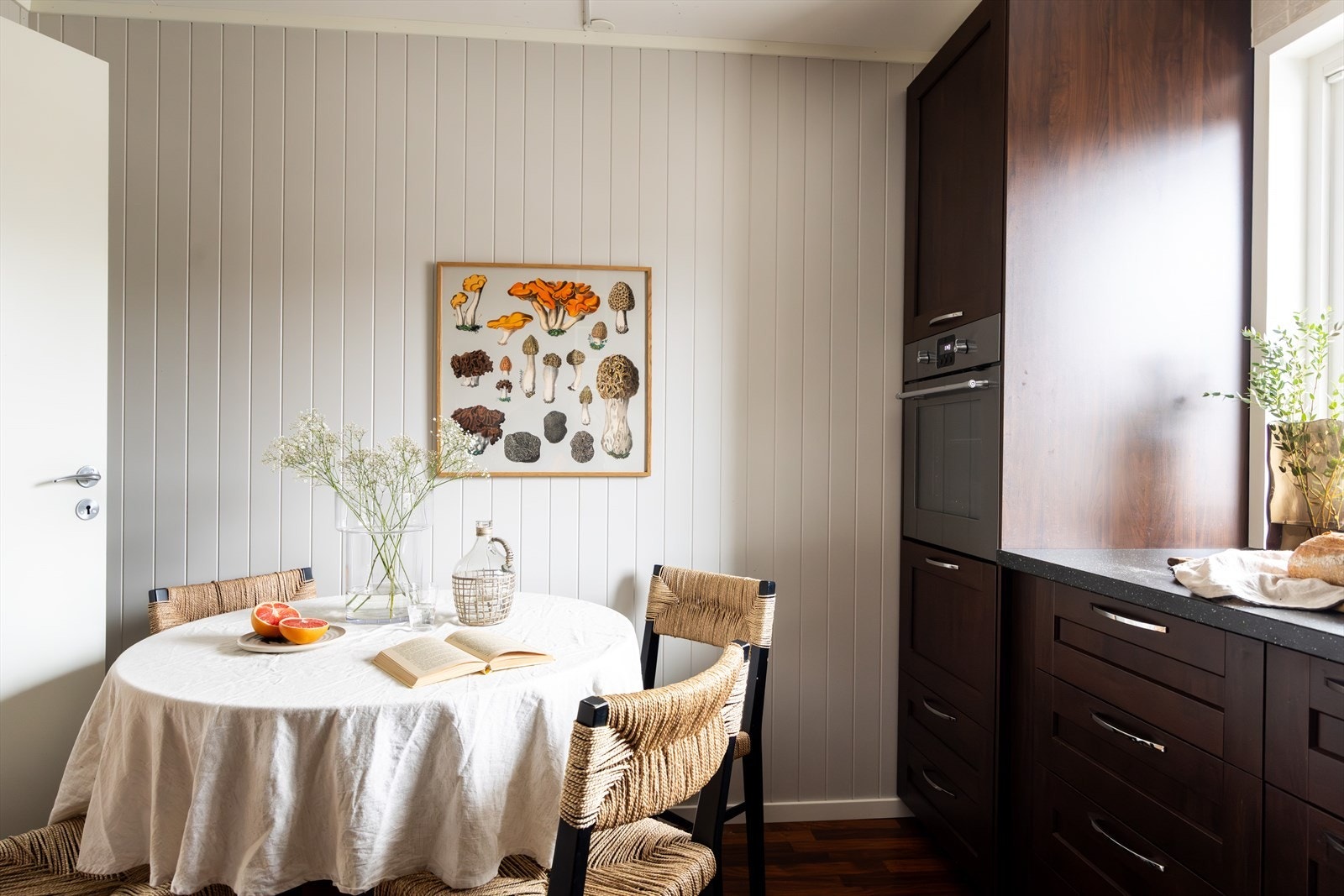 Det er fin plass til et mindre spisebord på kjøkkenet. Innredningen har benkeplate av laminat, godt med overskap og stor vaskekum. Kjøkkenet er også utstyrt med integrert stekeovn, platetopp, oppvaskmaskin, kjøleskap og kjøkkenventilator med avtrekk ut. Galleribilde