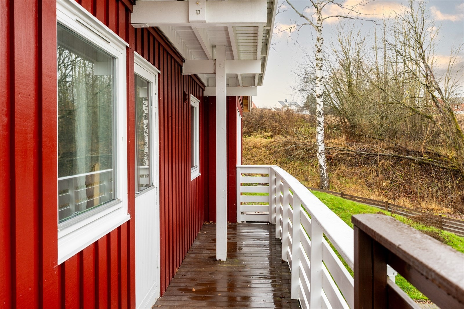 Det er etablert en solrik terrasse mot nord på 35 m² som har adkomst fra hovedsoverommet og hagen. Galleribilde