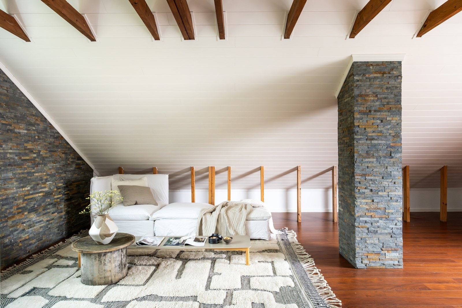 I boligens toppetasje finner vi et stort rom med luftig takhøyde som per i dag er innredet som loftstue. Galleribilde