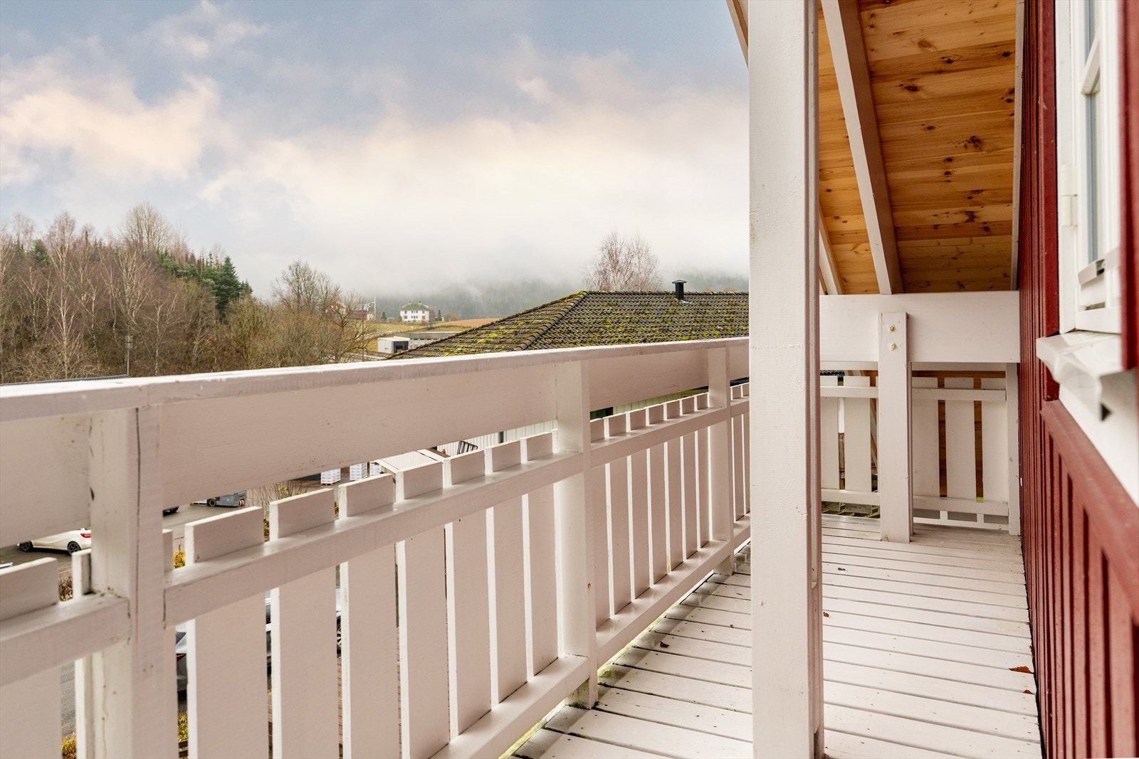 Fra loftstuen er det utgang til en koselig overbygget balkong med fine solforhold. Galleribilde