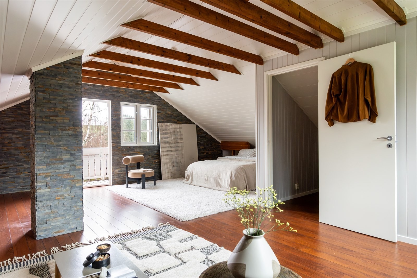 Det er en pen kontrastvegg med skiferfliser og store nyere vinduer som sikrer godt med dagslys. Galleribilde