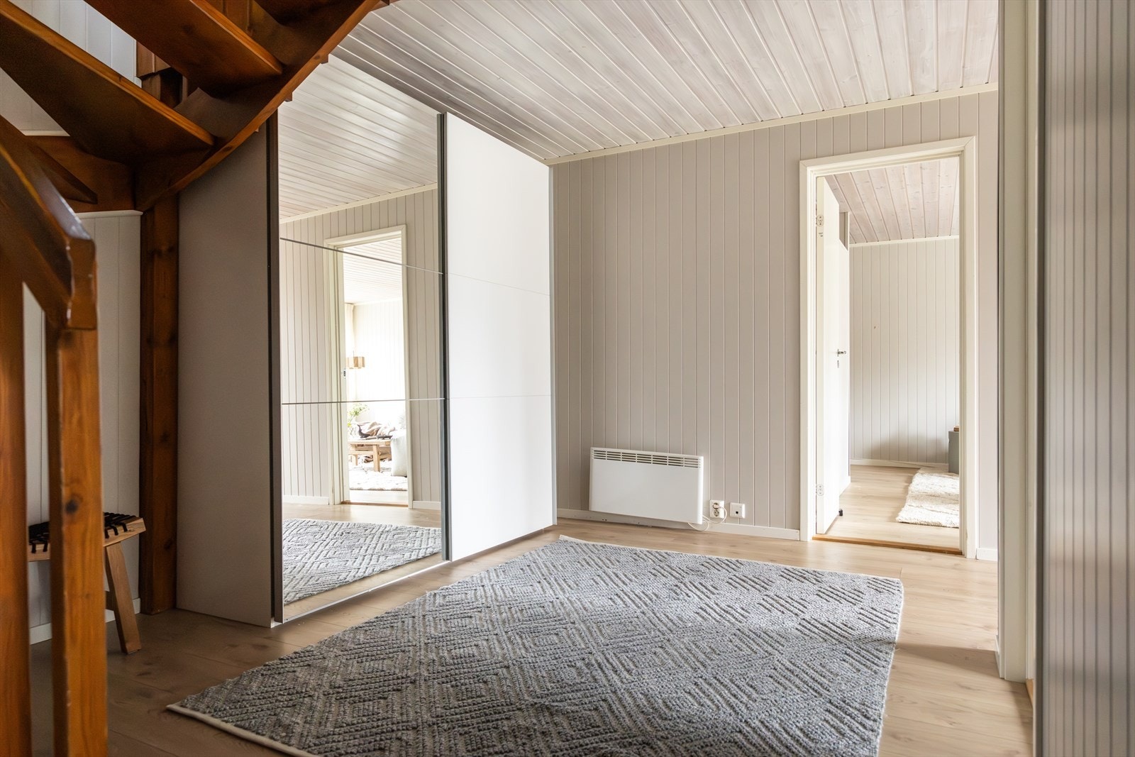 Hallen i underetasjen har lysmalte panelplater på veggene og pent laminatbelagt gulv. Galleribilde