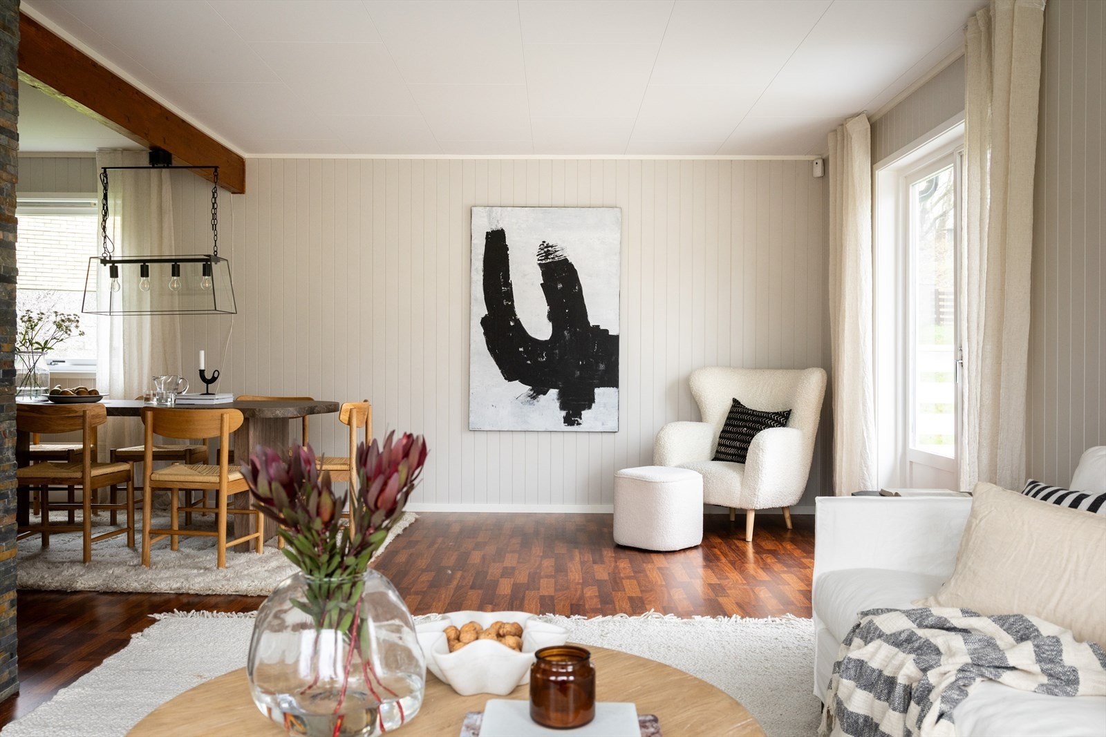 Rommet har en åpen og sosial atmosfære. Galleribilde