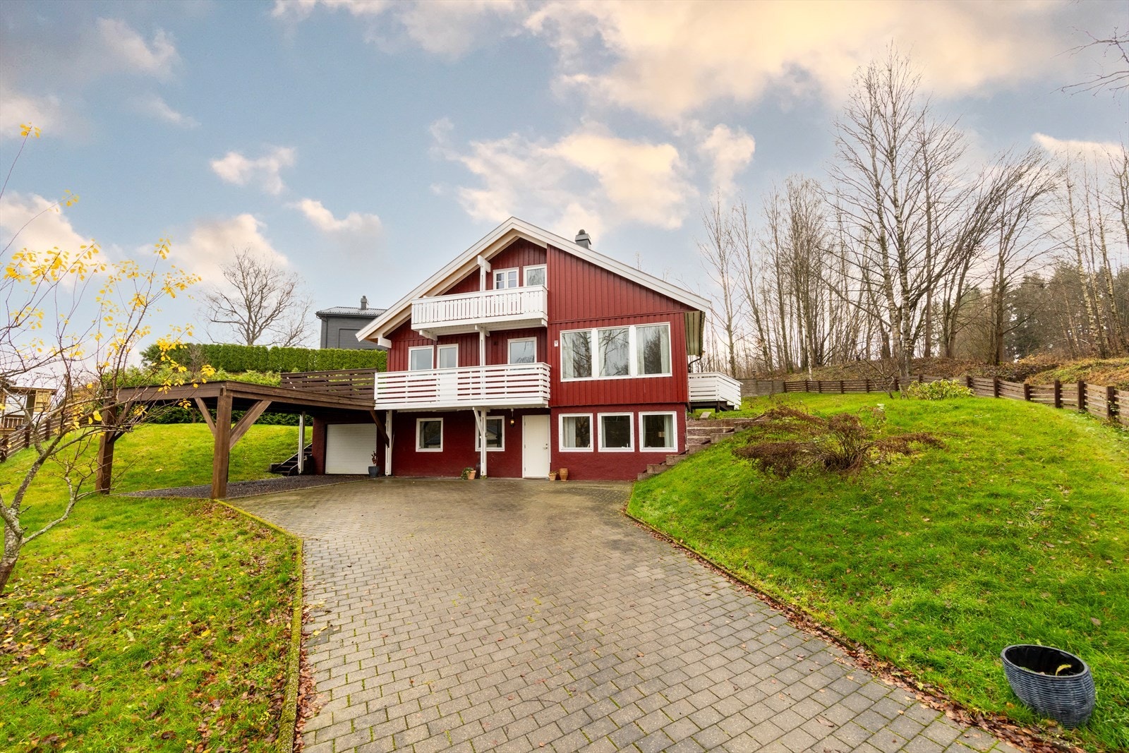 Velkommen til Bølumgata 3! Boligen ligger vakkert til på en solrik og pent opparbeidet hagetomt på hele 998,50 m². Taket er tekket om i 2025, i tillegg til at treverk på fasade og mur ble malt samme år. Galleribilde