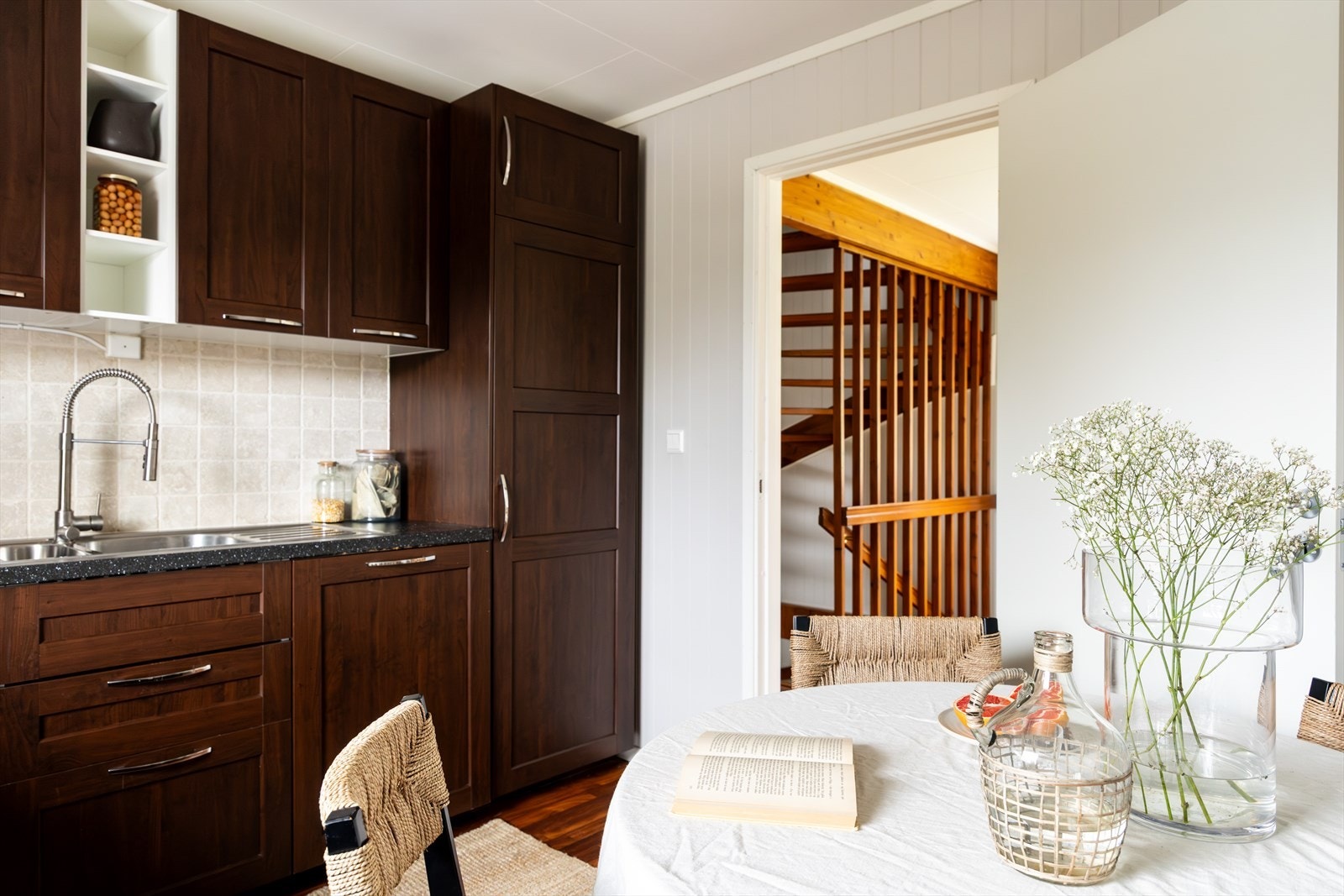 Over benken er det montert fliser på veggen som gir en slitesterk overflate som er lett å rengjøre. Galleribilde