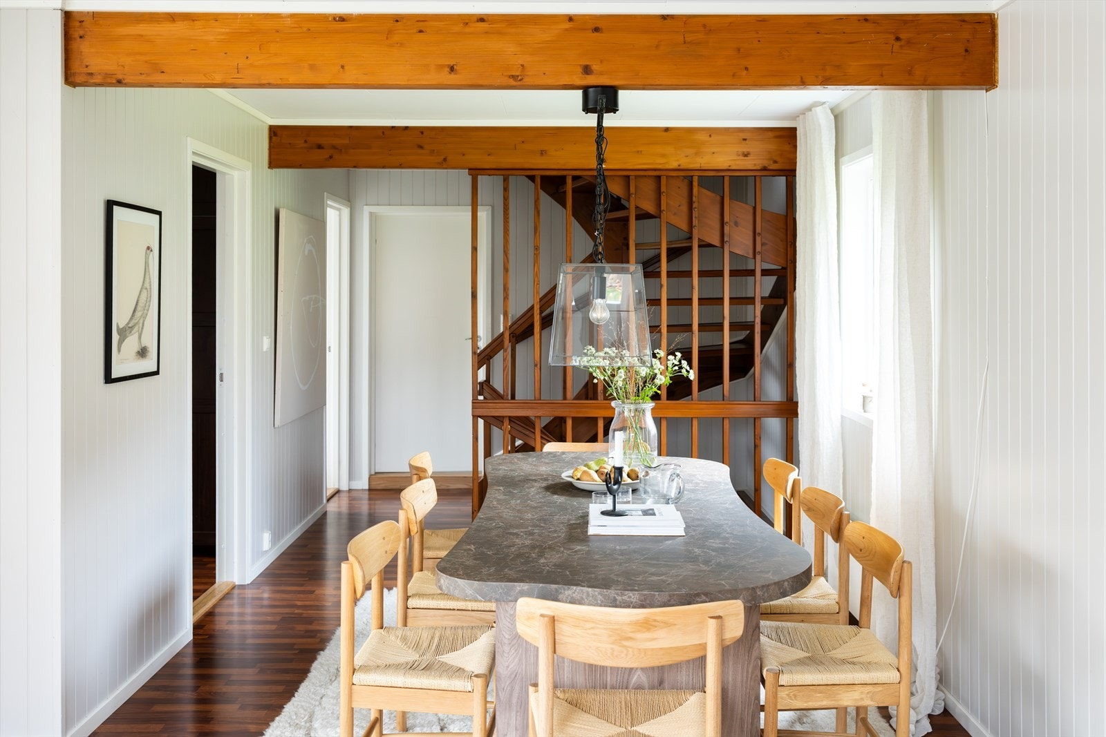 Stuens utforming gir mulighet til å innrede flere ulike soner med sofa, stort spisebord, godstoler og egen lesesone. Galleribilde