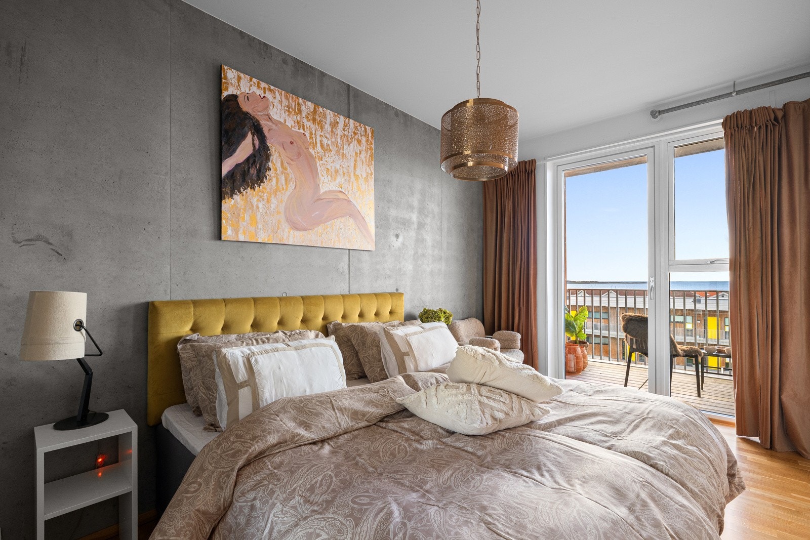 Hovedsoverommet har et stort vindu som gir et behagelig naturlig lys gjennom dagen. Galleribilde