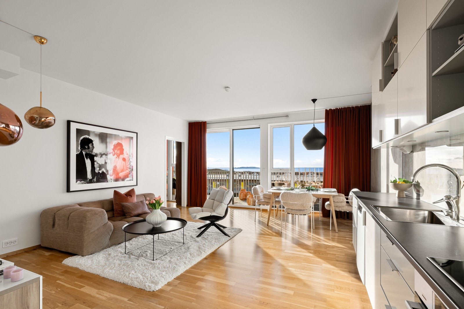 Rommet har god plass til både sittegruppe og spisebord, og den åpne løsningen gjør stuen lett å møblere og svært sosial. Galleribilde