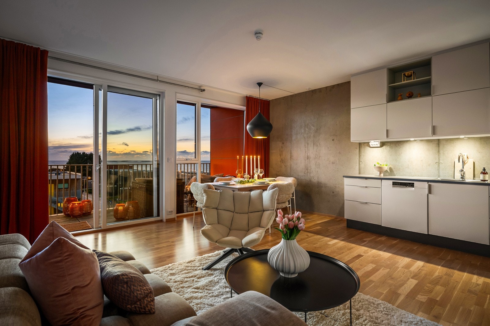 Den gode takhøyden kombineres med brede lysflater som gir en sjelden følelse av luft og rom. Galleribilde