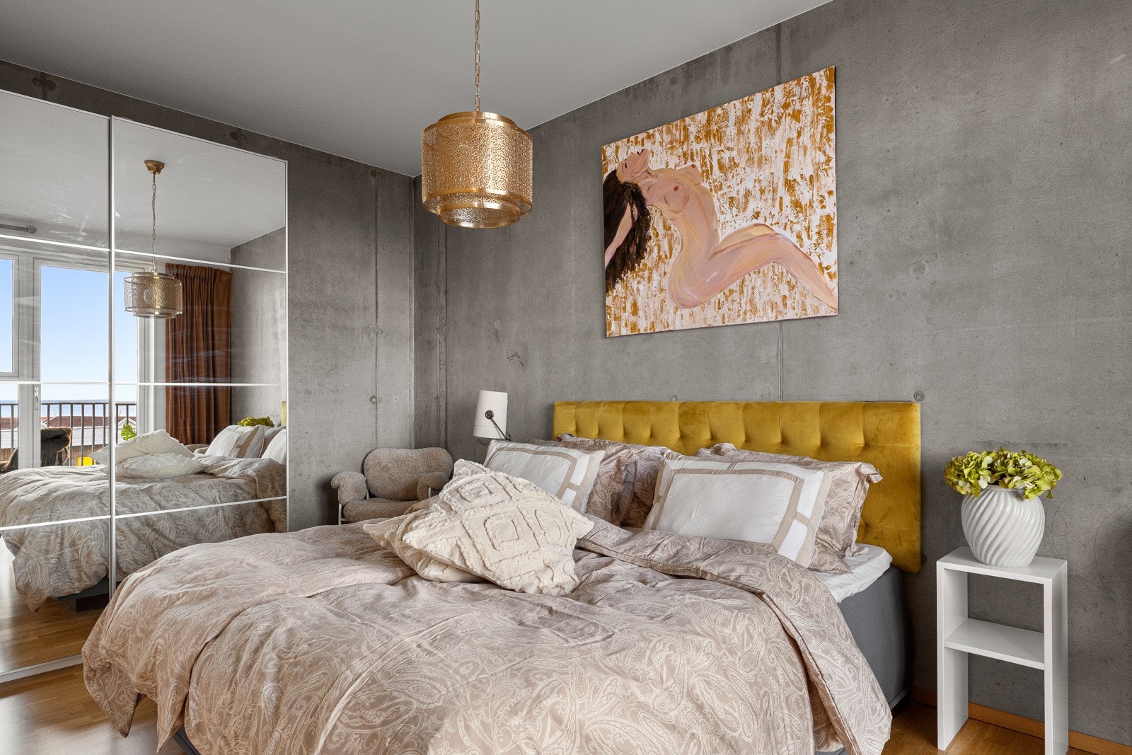 Rommet har god plass til dobbeltseng, nattbord og garderobeløsninger. Galleribilde