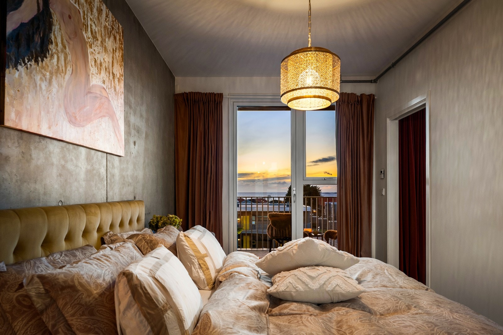 Her får du en tydelig følelse av privatliv, samtidig som planløsningen gjør at rommet oppleves både moderne og praktisk. Galleribilde