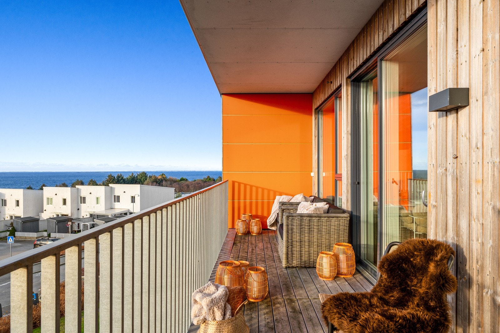 Her får du sol fra tidlig ettermiddag til den går ned i havet, og terrassen har plass til både sittegruppe, solsenger og beplantning. Galleribilde