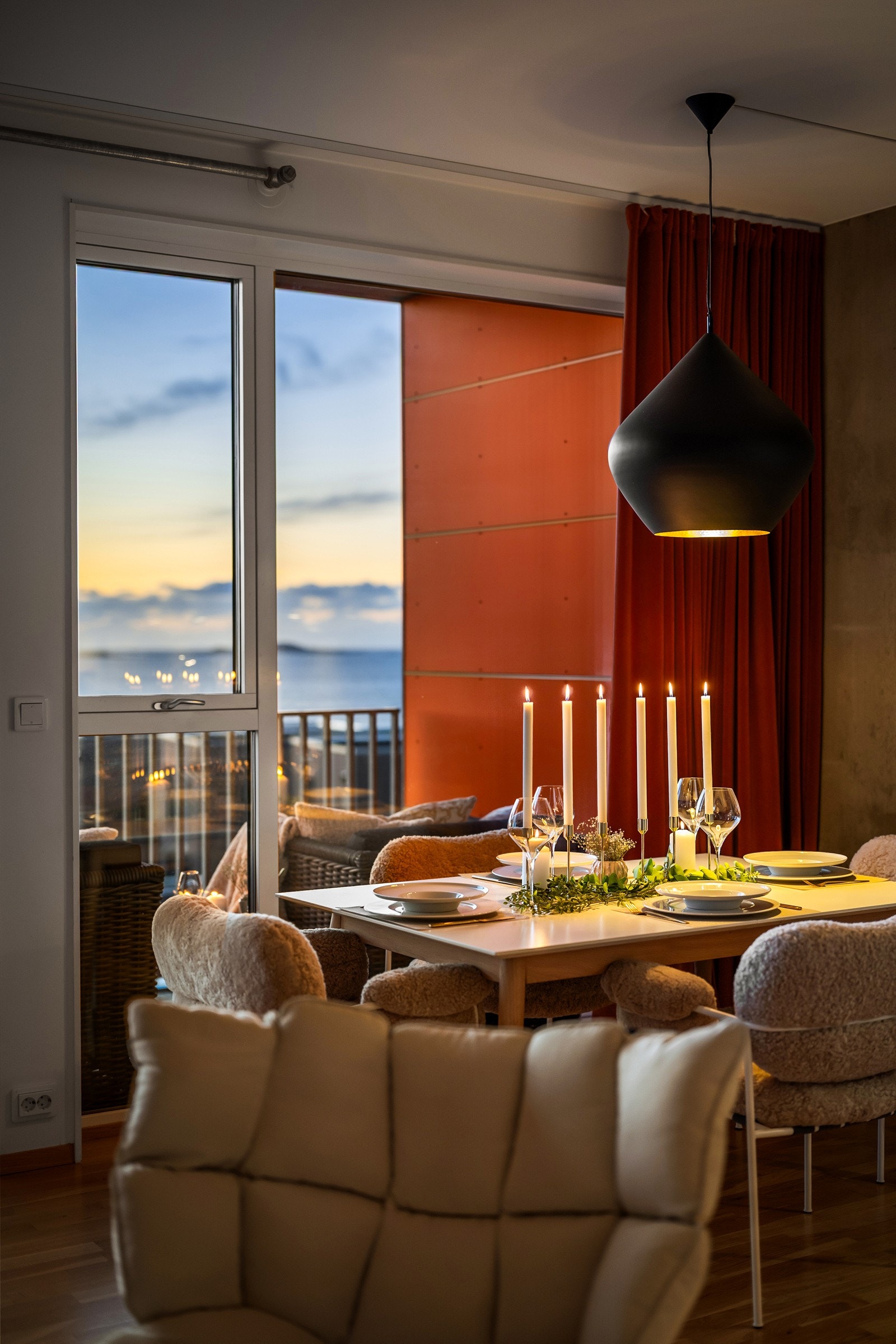 Her bor du høyt og fritt med panoramautsikt mot havet, store vindusflater og en sørvestvendt balkong som gir sol til langt ut på kvelden. Galleribilde