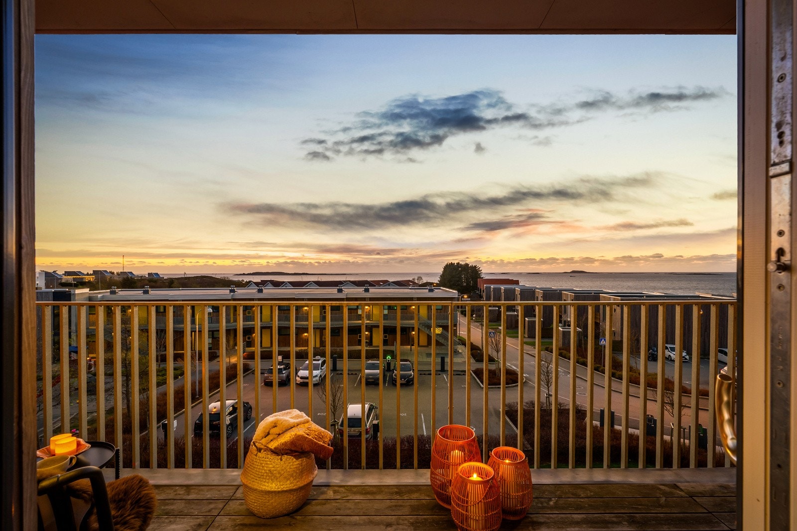 Fra stuen har man direkte utgang til terrassen. tearealet består av en romslig terrasse på 13 kvm, vendt mot sørvest. Galleribilde