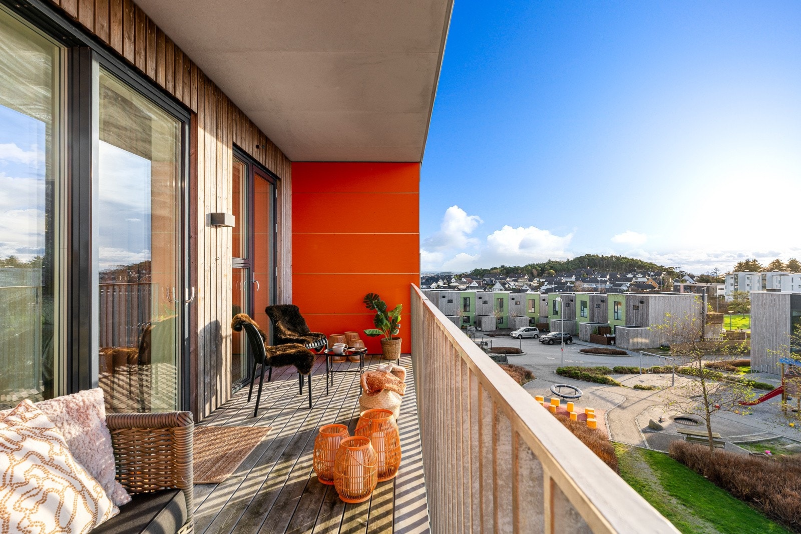 Overbygget gir lunhet, samtidig som den store åpne fasaden sørger for maksimal utsiktsfølelse mot horisonten og sjøen. Galleribilde