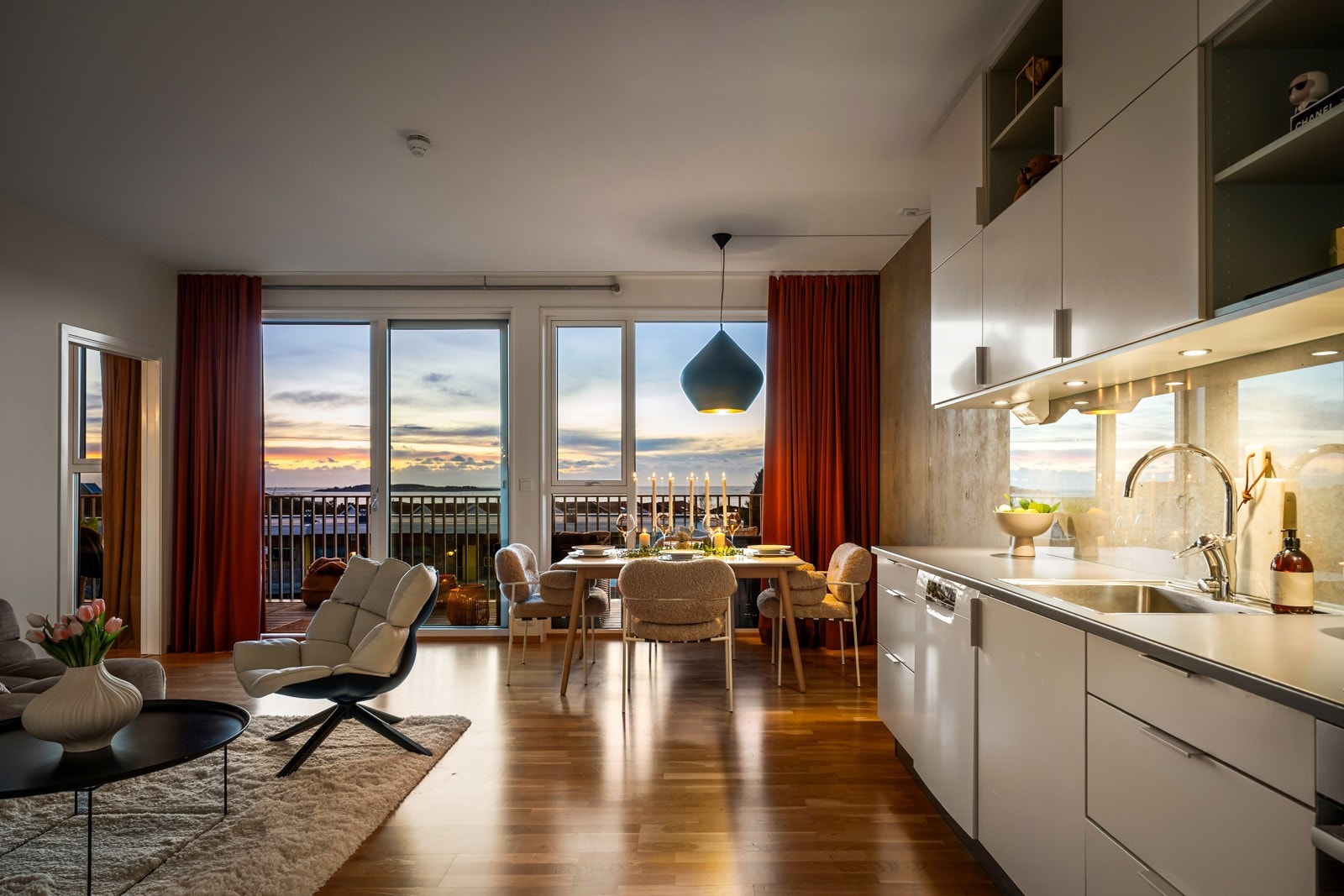 Stuen er leilighetens midtpunkt og et fantastisk rom med store vindusflater som åpner hele utsiktsbildet mot havet. Galleribilde