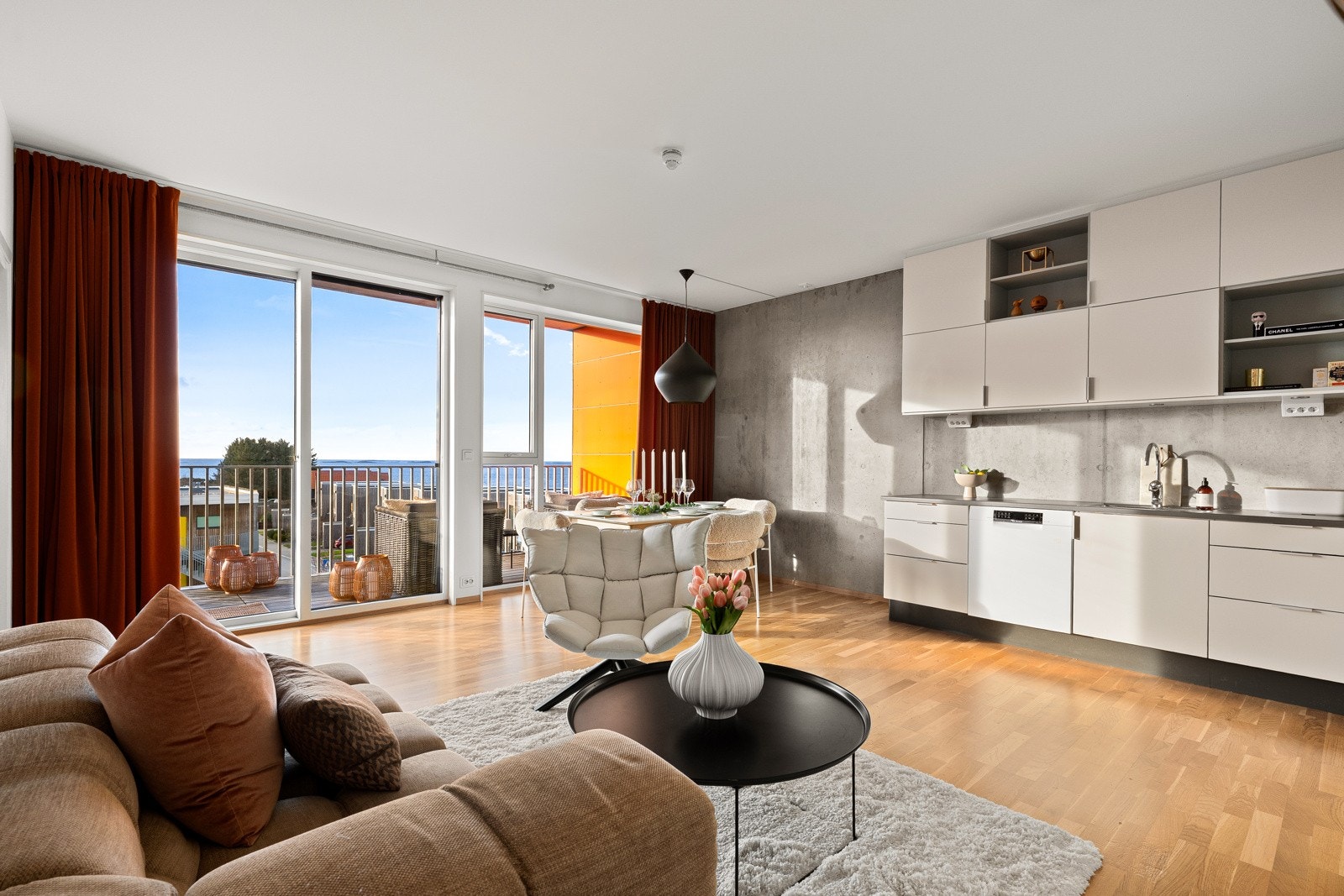 Stuen er av god størrelse og kan enkelt deles opp i soner. Galleribilde