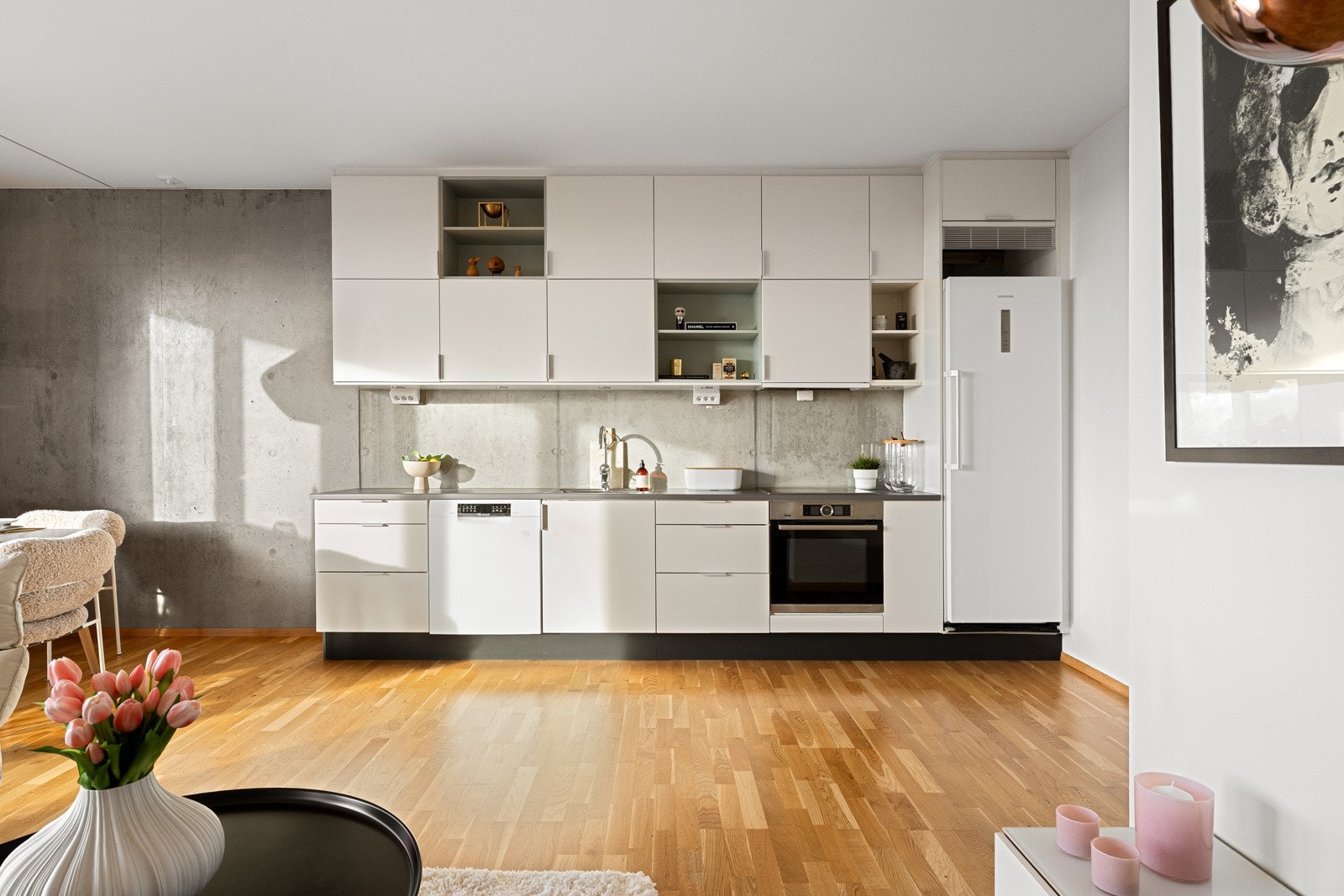 Kjøkkenet ligger i åpen forbindelse med stuen og er levert av Sigdal fra byggeåret 2015. Galleribilde