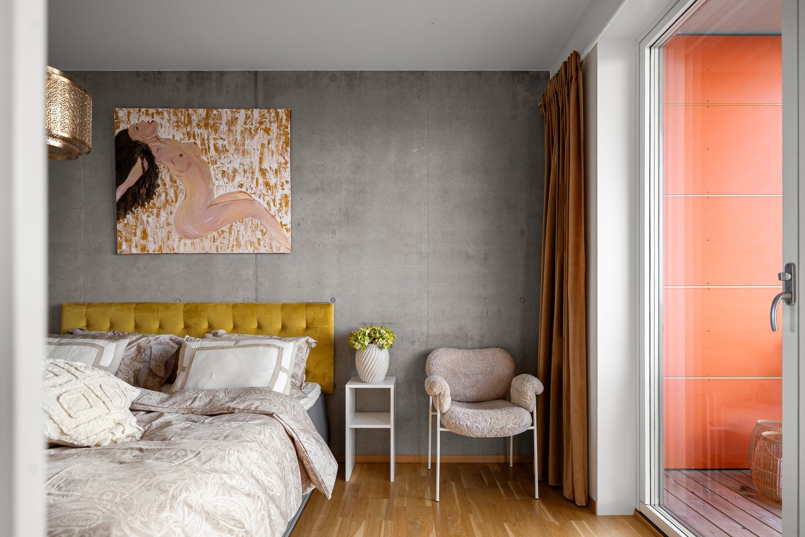 Takhøyden og fargevalgene gir en rolig atmosfære som passer perfekt for avkobling. Galleribilde