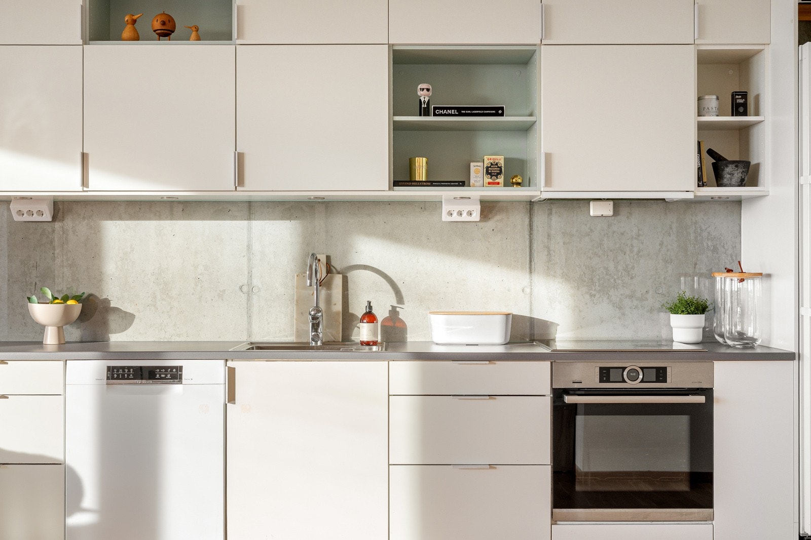 Innredningen fremstår moderne og tidløs med lyse fronter, gode arbeidsflater og praktiske oppbevaringsløsninger. Galleribilde