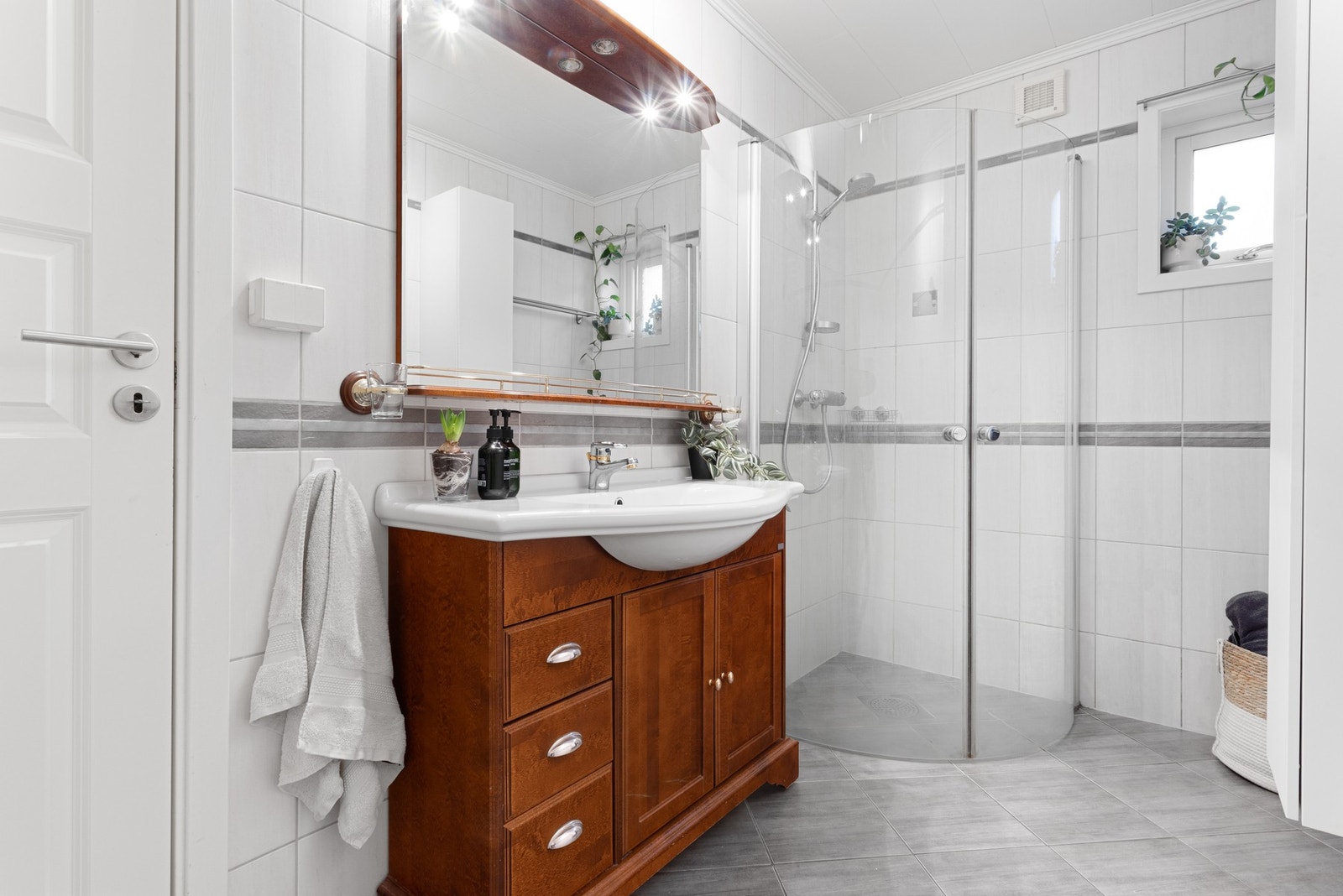 Pent, flislagt bad med varmekabler i gulv. Galleribilde