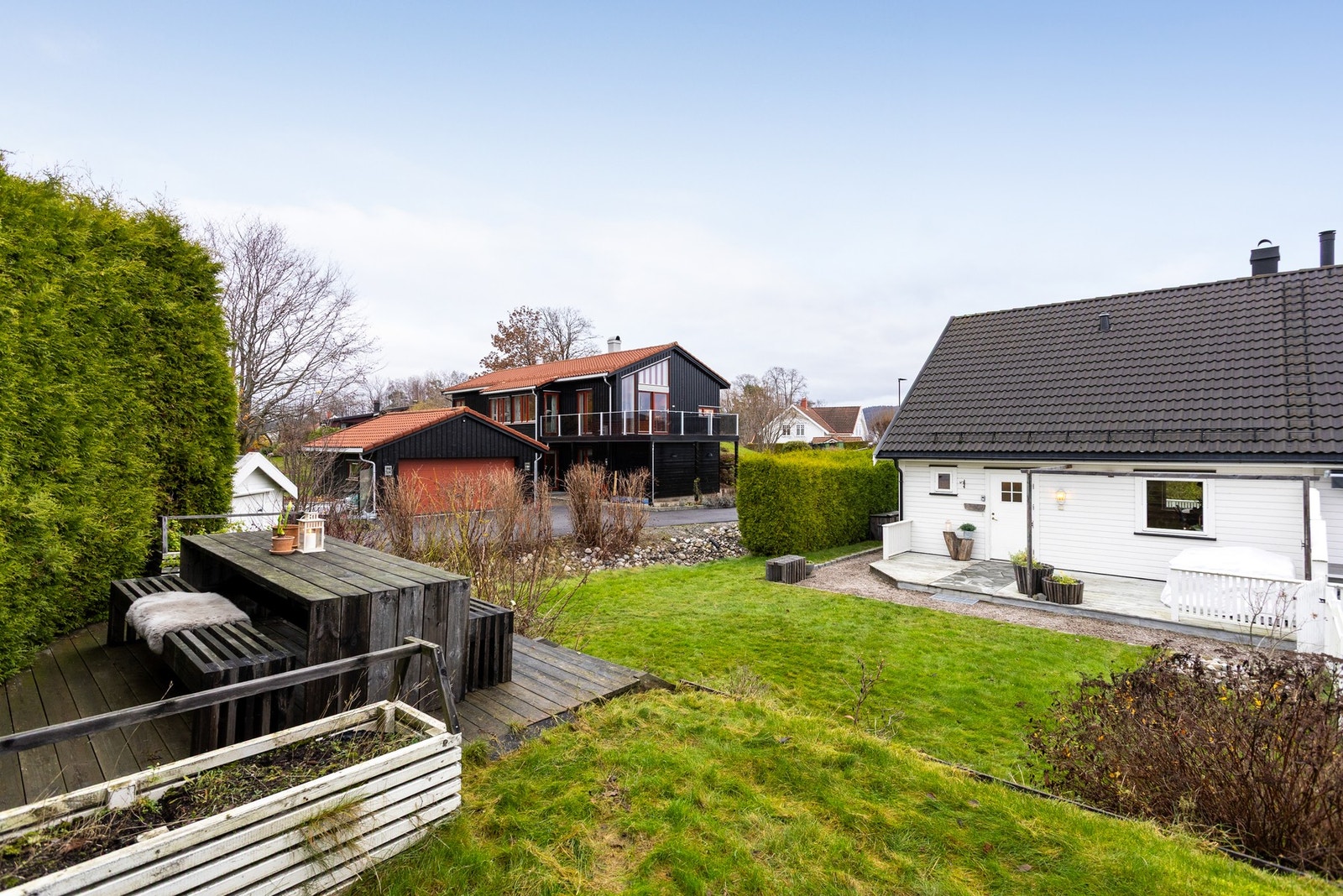 Flere fine uteområder rundt boligen. Galleribilde