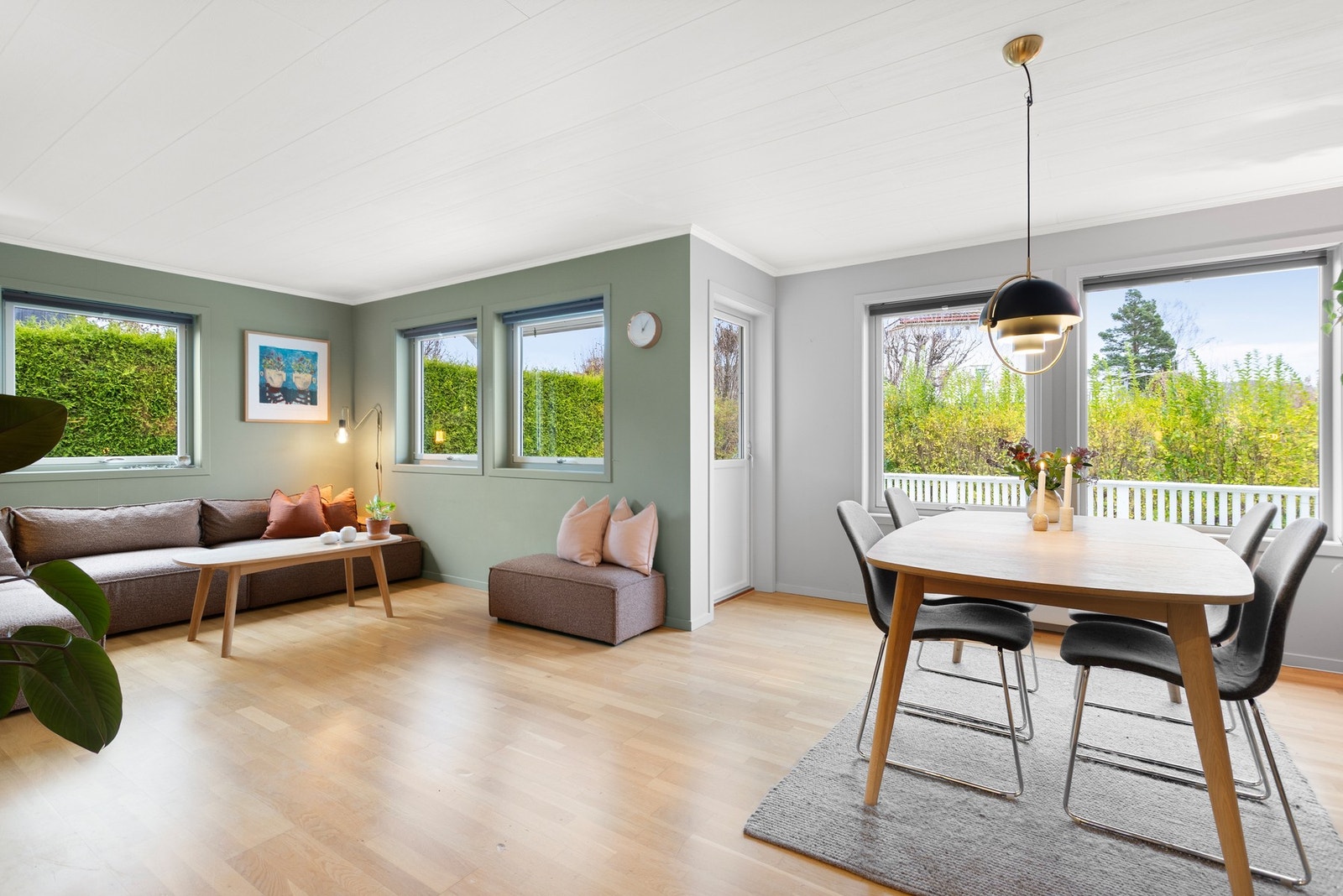 Lys og koselig stue med god plass til både sofagruppe og spisestue. Galleribilde