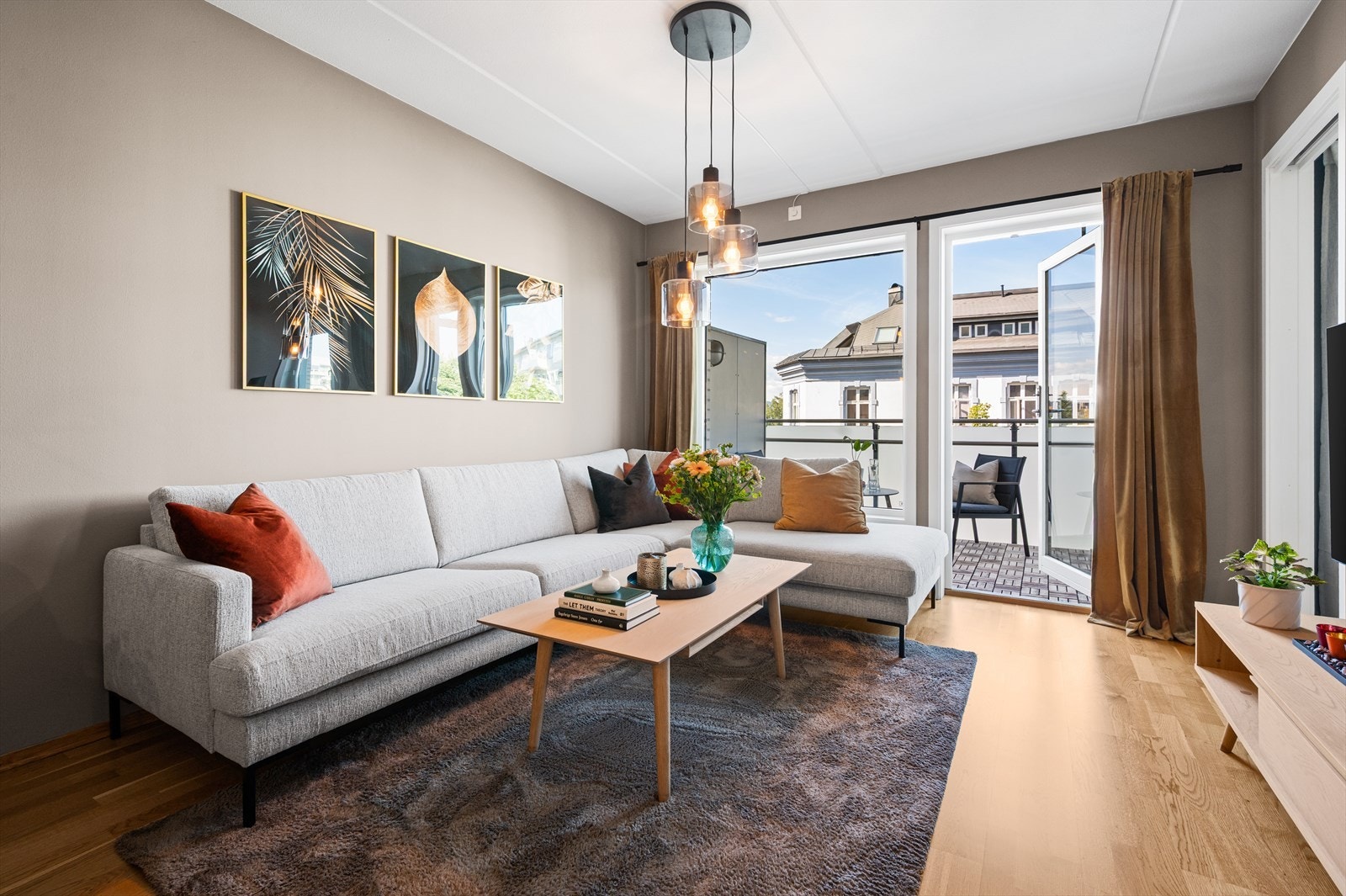 Det er gode innredningsmuligheter med plass til sofa og tv-bord. Galleribilde