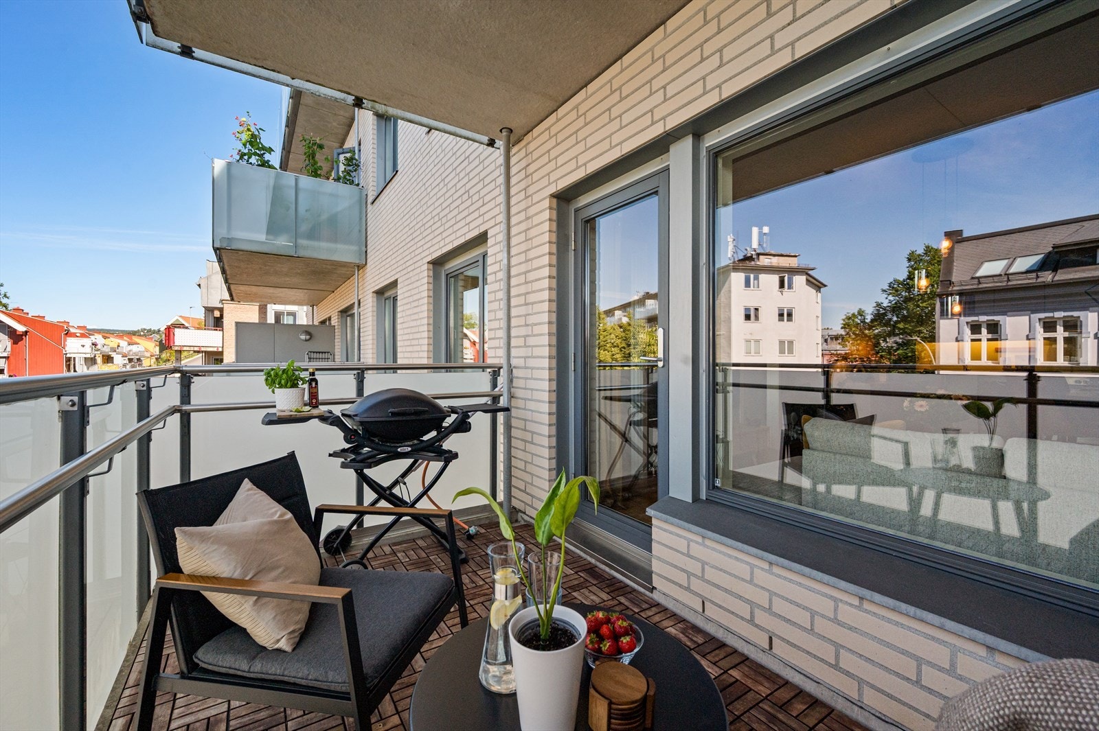 Hyggelig balkong med god plass til sittegruppe og grill Galleribilde