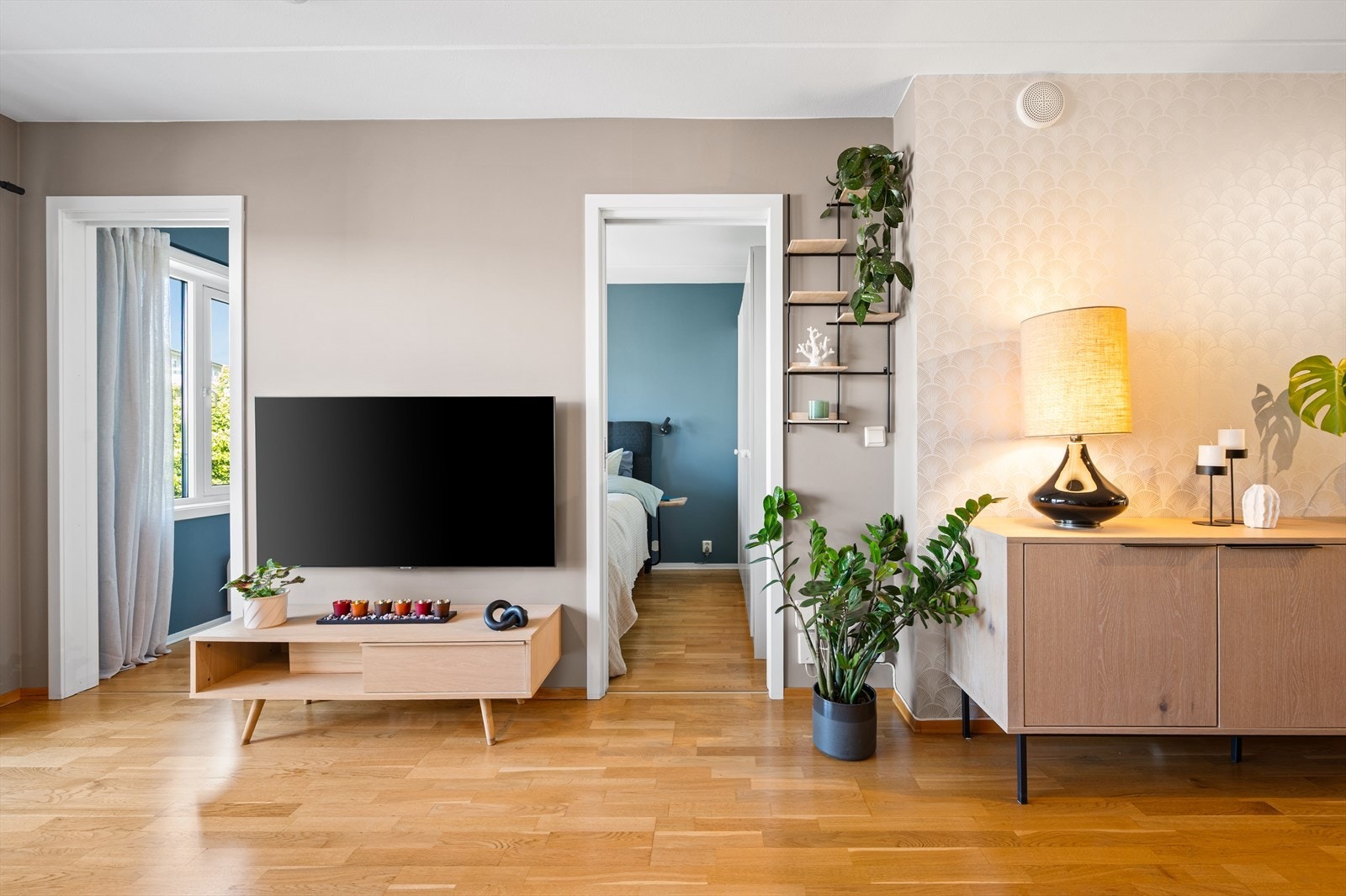 Soverommet har to innganger med plassbesparende skyvedører Galleribilde