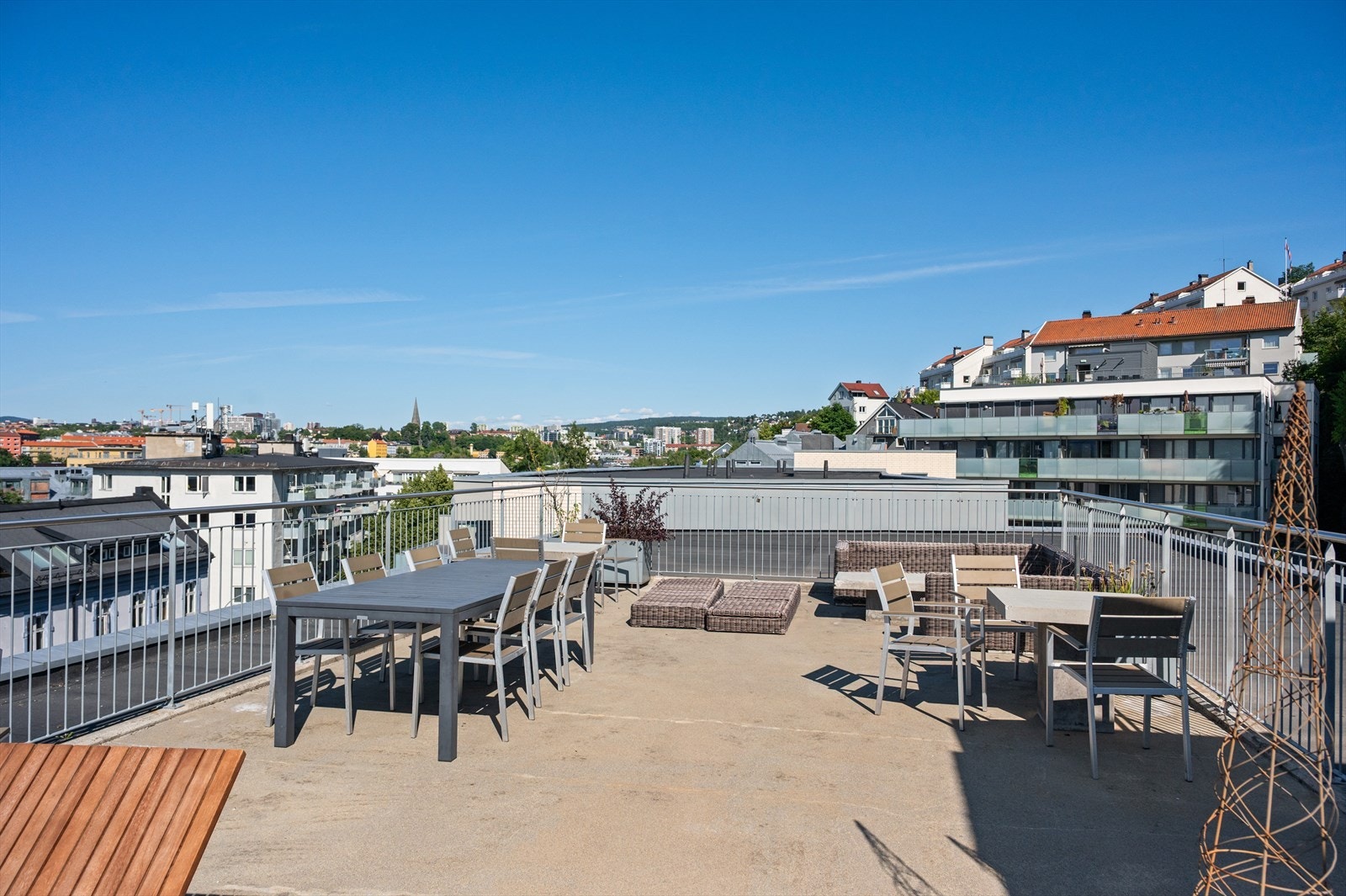 Til glede for beboerne har borettslaget en flott felles takterrasse med fantastisk utsikt over Oslo og Oslofjorden. Her kan du nyte solen, slappe av eller samles med venner og naboer - en perfekt plass for både ro og sosialt samvær. Galleribilde