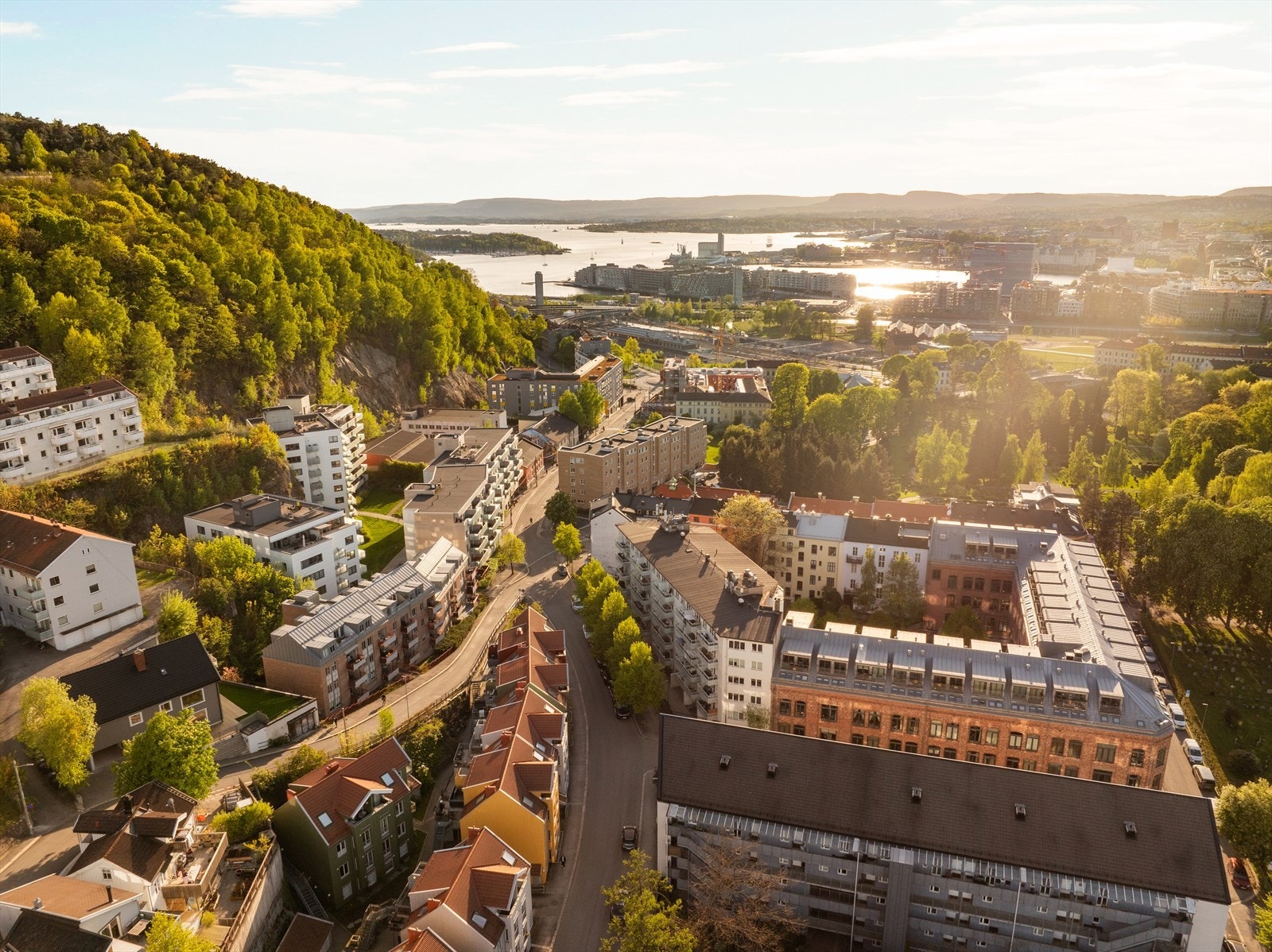 Beliggende i Ekebergskrenten, kan du nyte både flotte naturopplevelser og samtidig ha enkel tilgang til offentlig transport, kafeer, restauranter og parker. Galleribilde