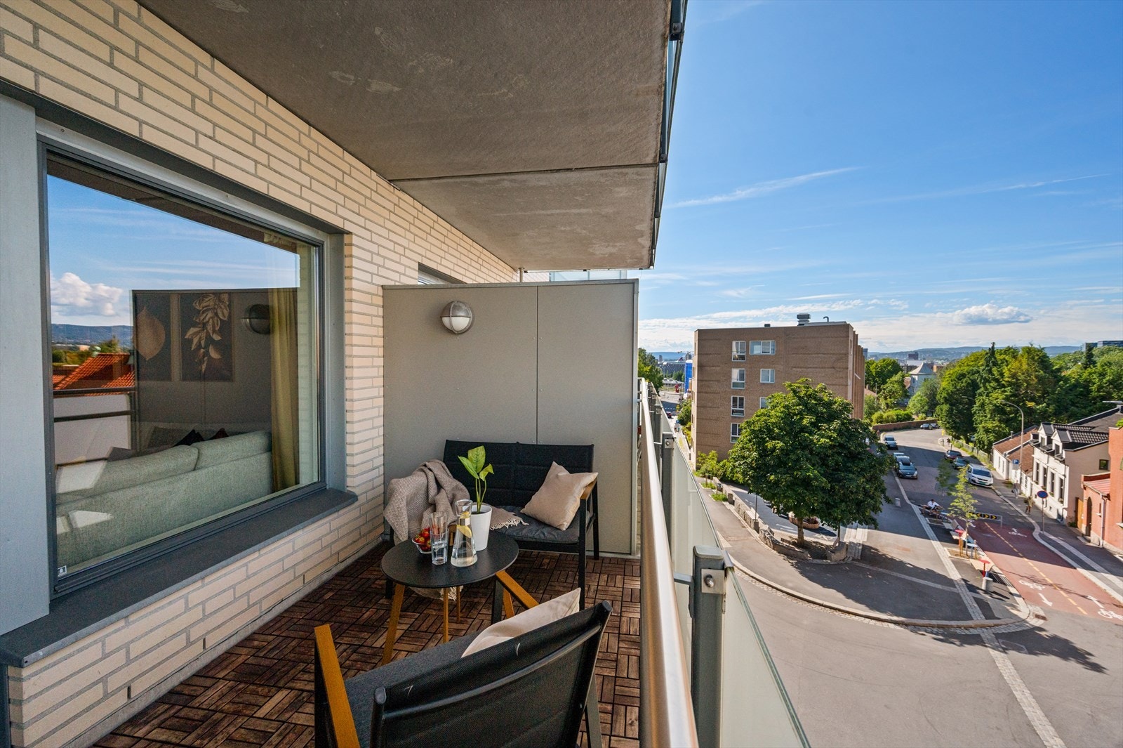 Balkongen ligger høyt og luftig med hyggelig utsikt Galleribilde