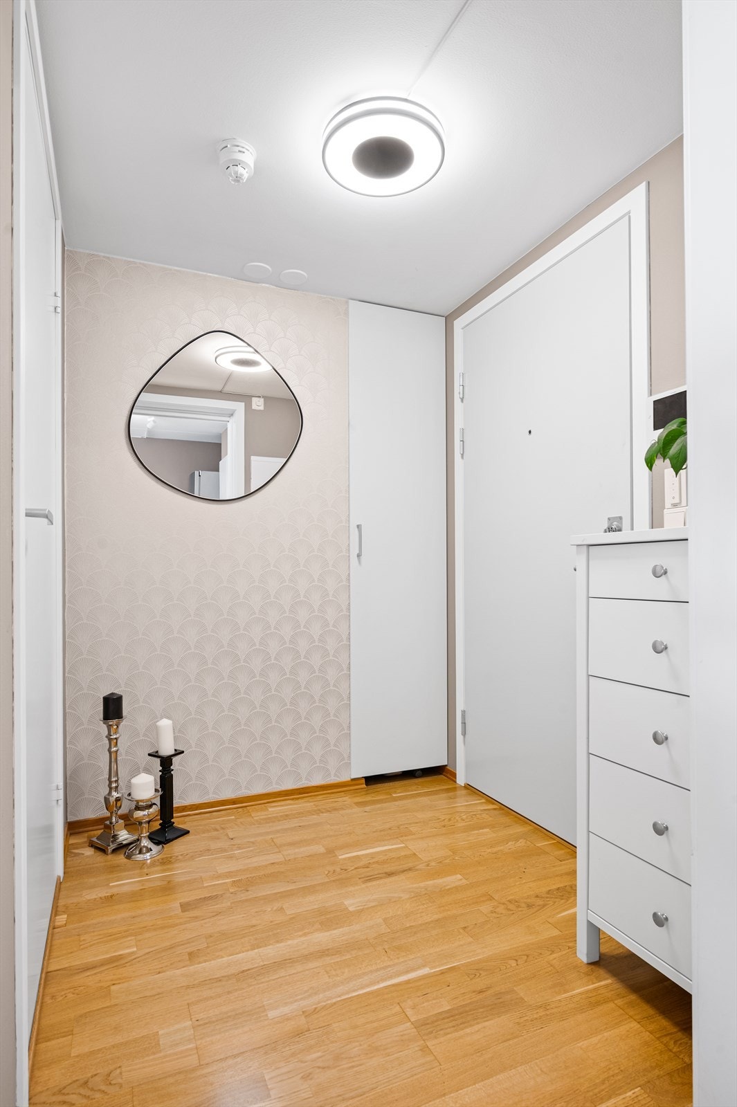 Innbydende entré med god plass til å henge fra deg yttertøy. Galleribilde