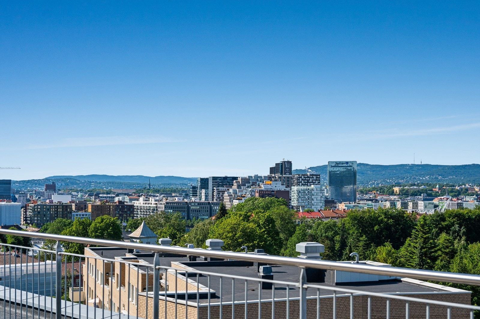 Med en imponerende utsikt over både Oslo og fjorden får du en fantastisk opplevelse året rundt. Galleribilde