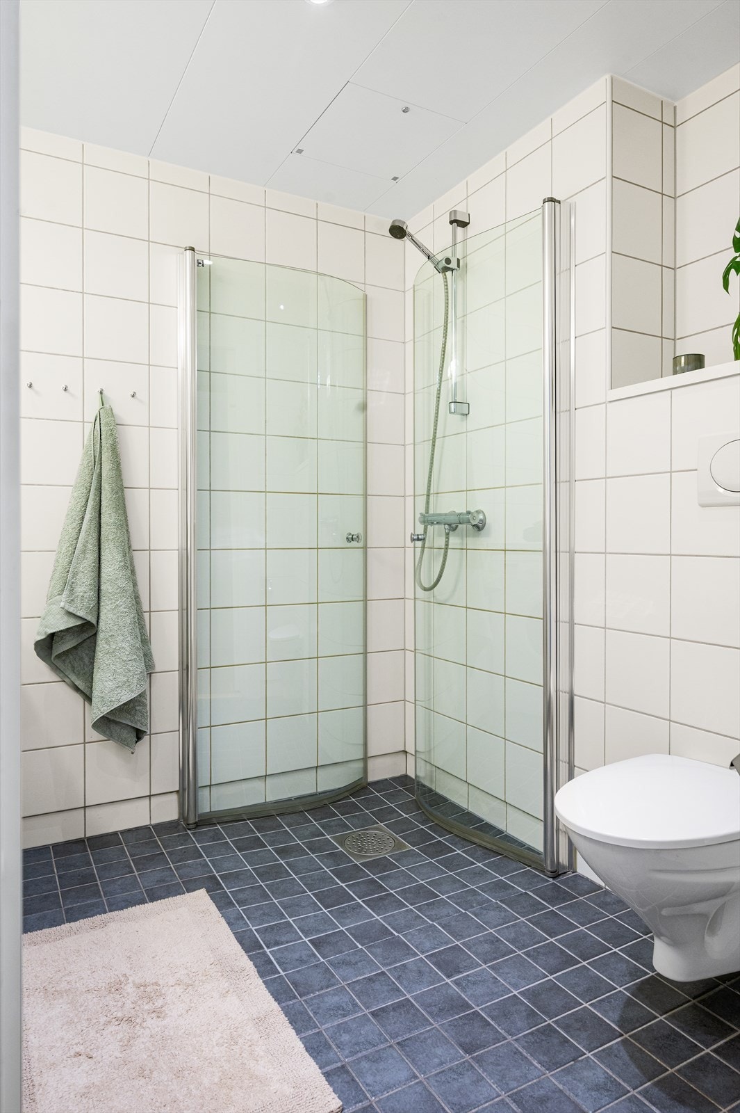 Badet har flislagte overflater, elektrisk gulvvarme, balansert ventilasjon og downlights i taket Galleribilde