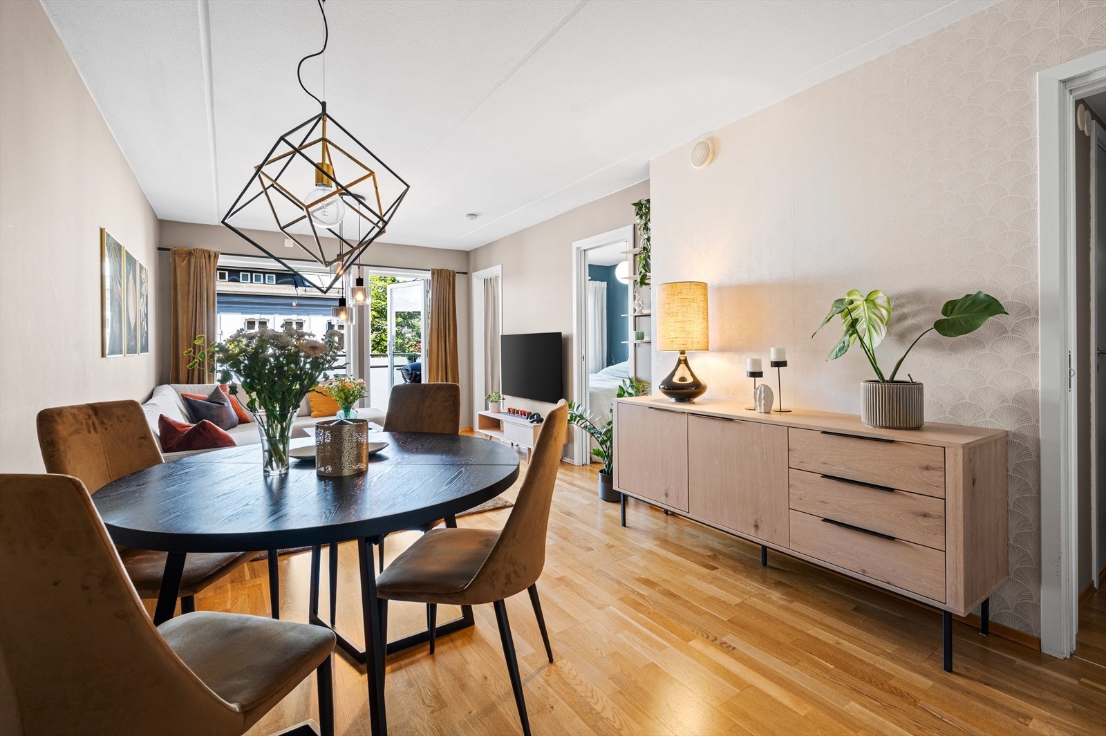 Det er god plass til å invitere til en hyggelig middag rundt spisebordet Galleribilde
