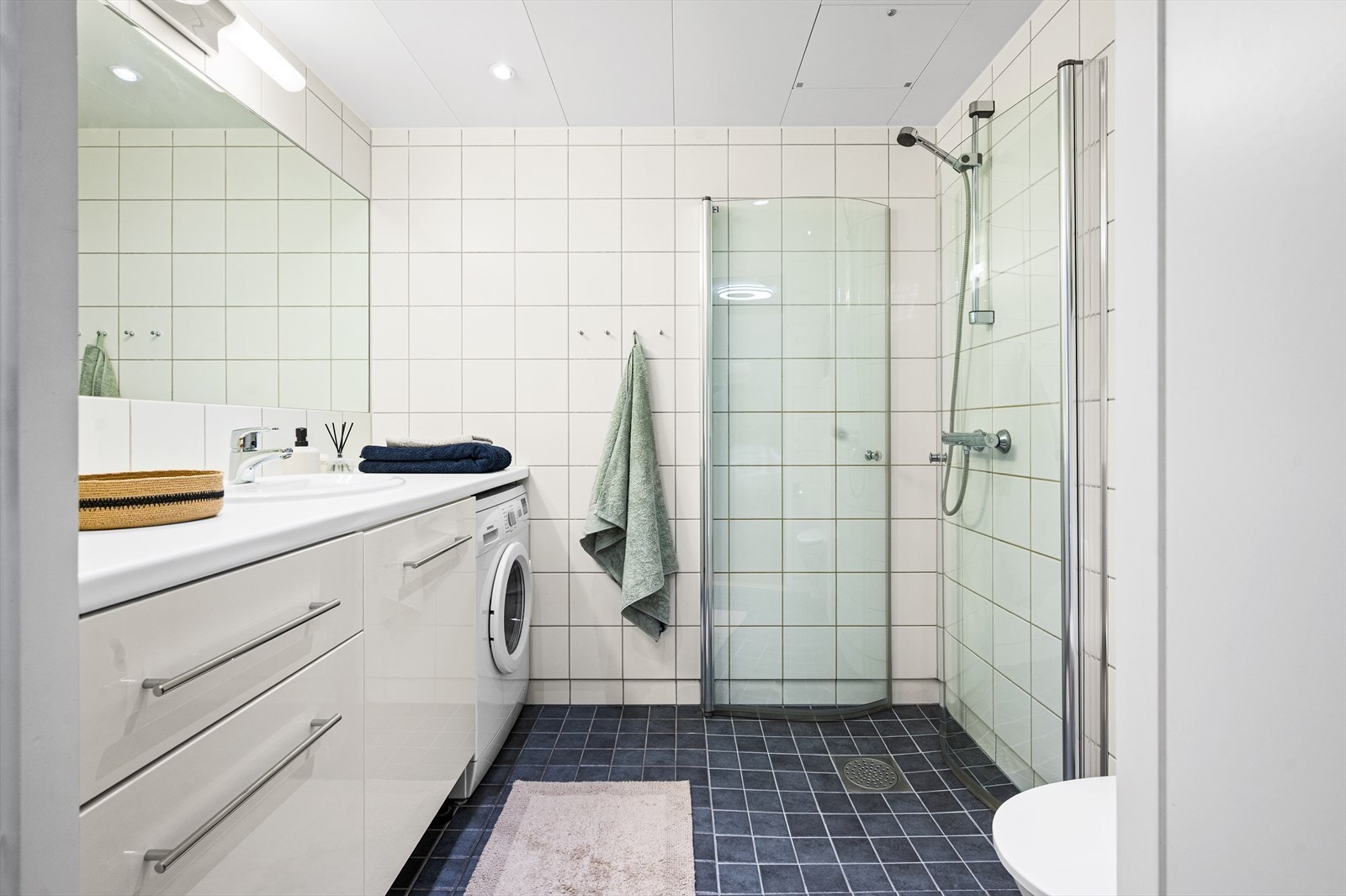 Lyst og tidløst bad med opplegg for vaskemaskin Galleribilde