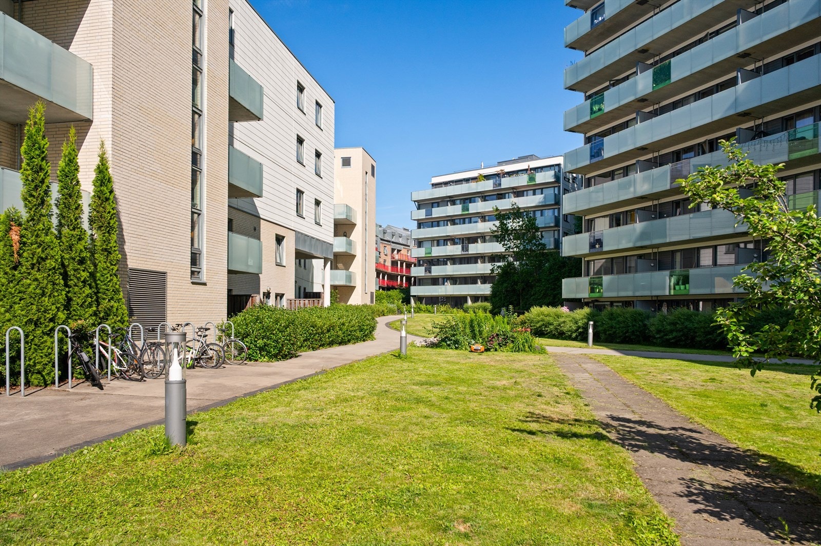 Her vil du bo i attraktivt og rolig boområde, samtidig som det er kort vei til sentrums yrende liv. Galleribilde