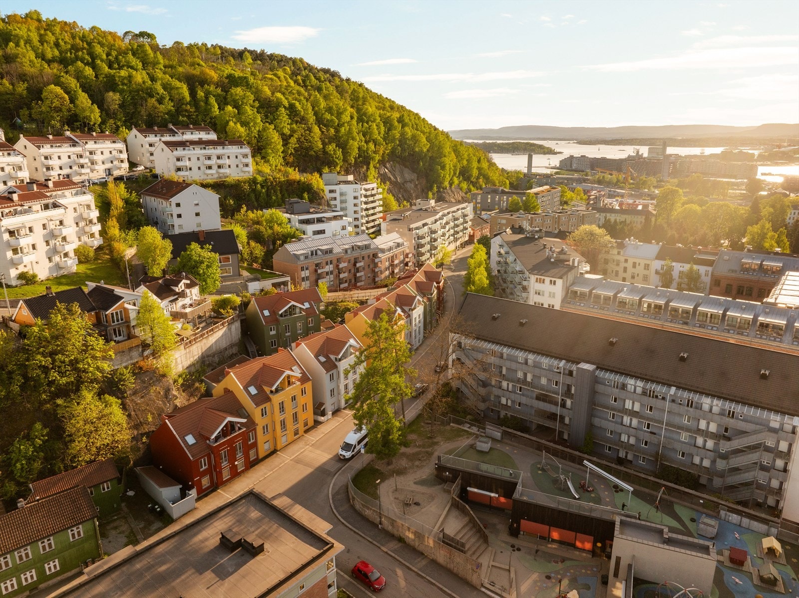 I Ekebegveien 5E bor du i en attraktiv gate som tilbyr en ideell kombinasjon av rolig bomiljø og nærhet til byens puls. Galleribilde
