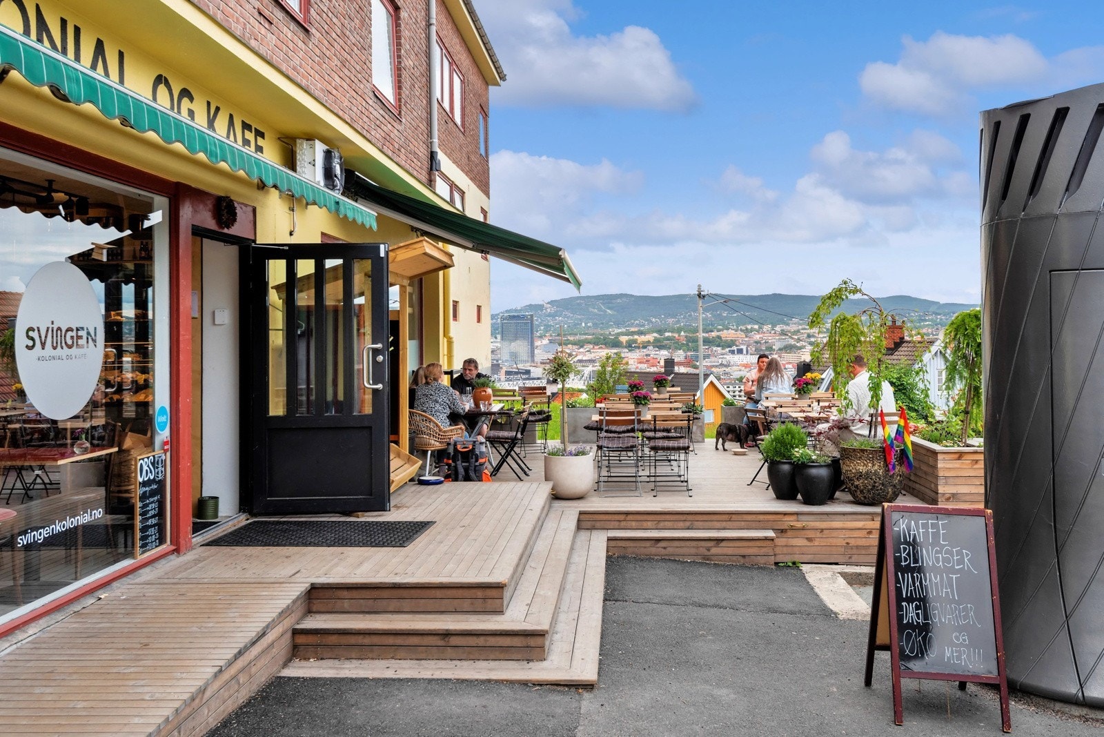 Området byr på flere koselige kafé og trivelige uteservering. Svingen Kolonial og Kafé samt Skrenten Pizza finner du ikke langt fra leiligheten. Galleribilde