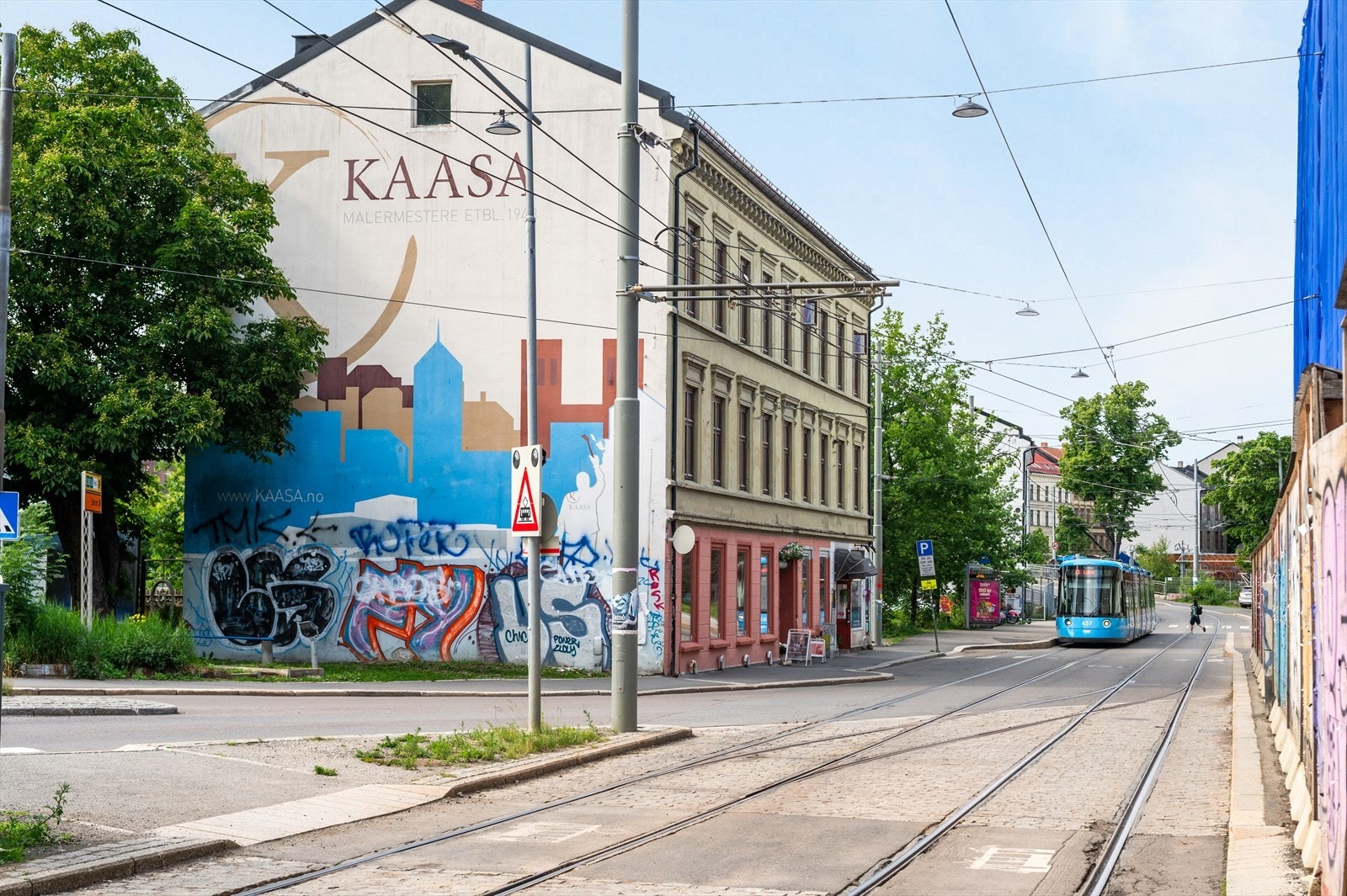 Kollektivtilbudet i området er utmerket, med både buss, trikk og tog i nærheten Galleribilde