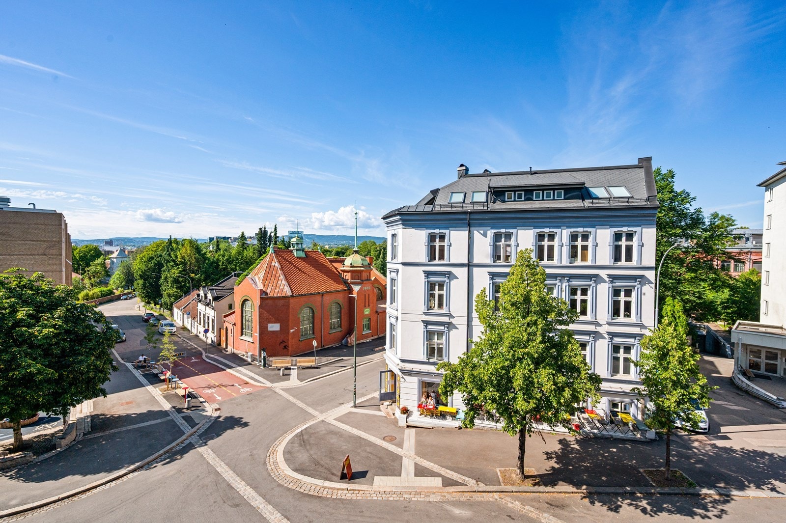 Selger opplyser at det er sol tidlig på morgenen, og sent på kvelden på balkongen. Galleribilde