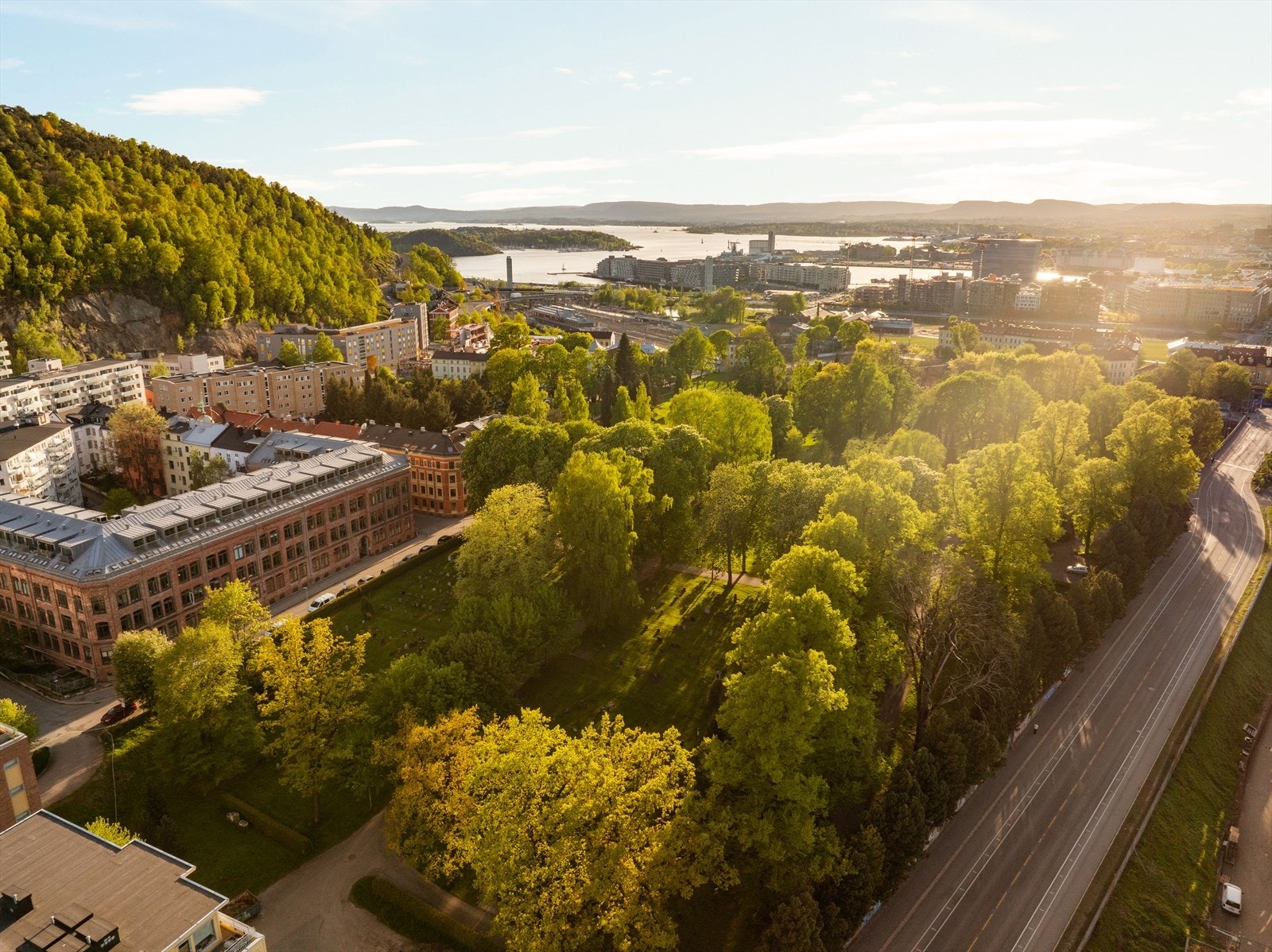 Området er kjent for sin vakre utsikt over Oslofjorden og byen, og du er bare en kort avstand fra populære turområder som Ekebergparken og Svartdalsparken. Galleribilde