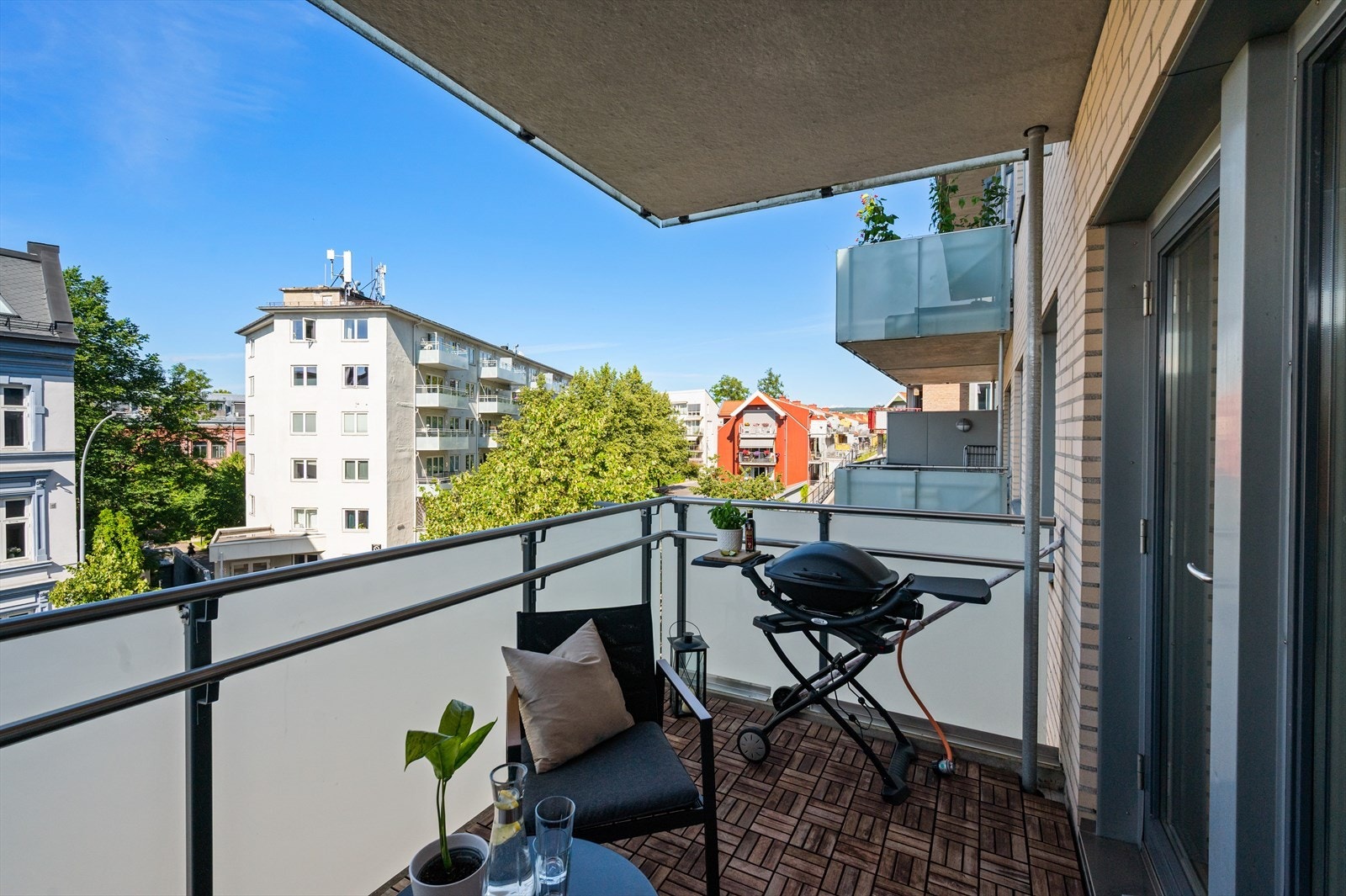 Her kan du nyte varme dager, spise ute eller bare slappe av i rolige omgivelser Galleribilde