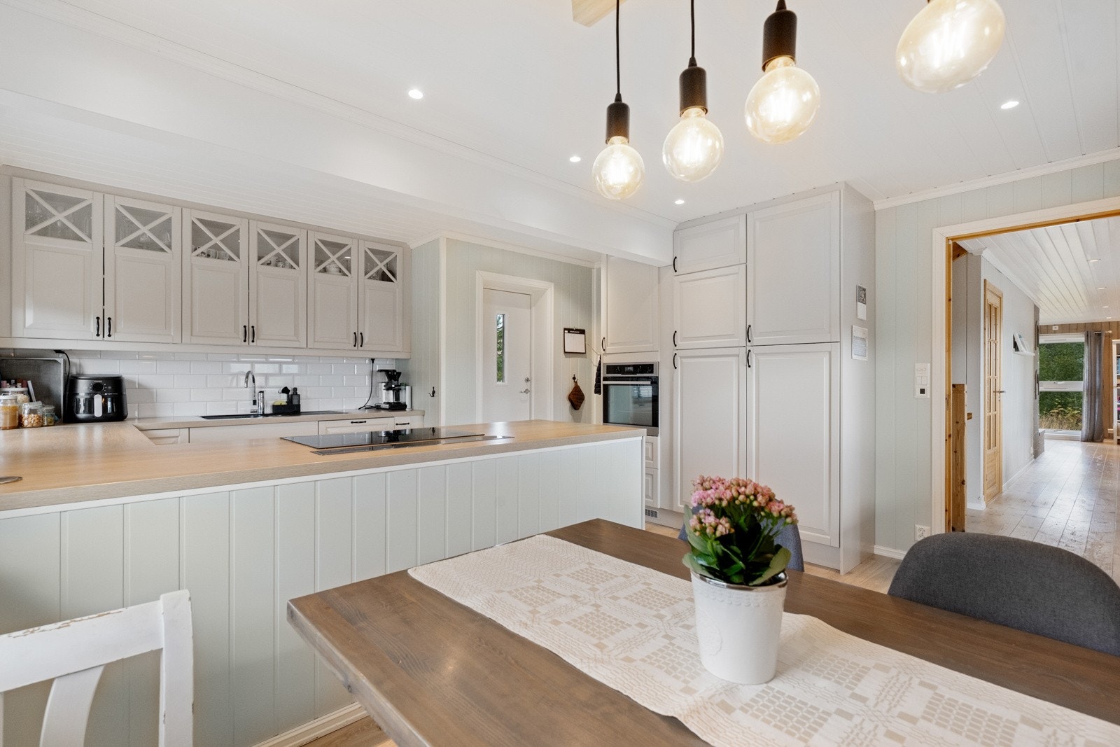 Godt med benk- og skapplass, og god plass til spisegruppe Galleribilde